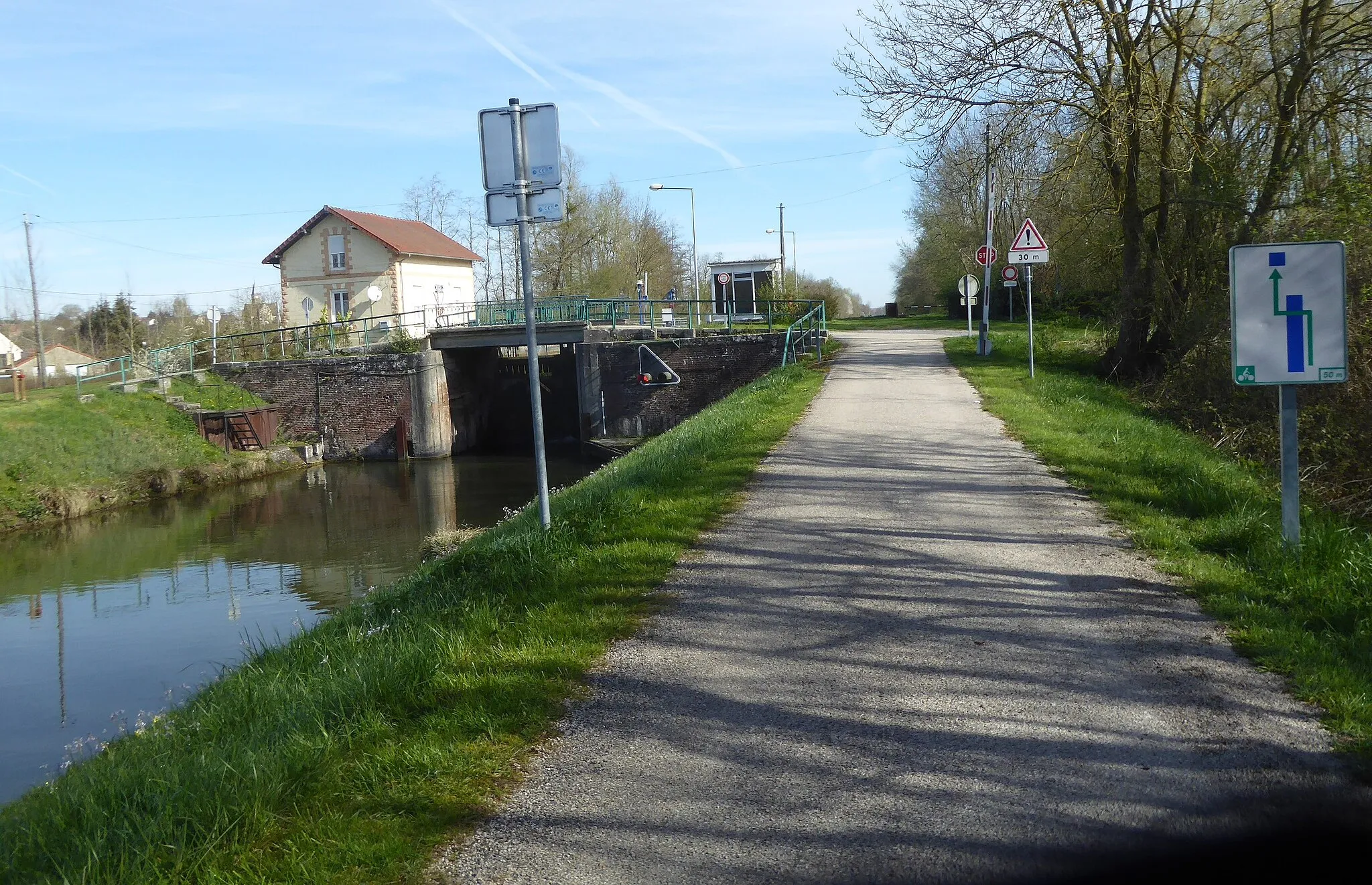 Photo showing: Canal de la Sambre à l'Oise 3 Travecy