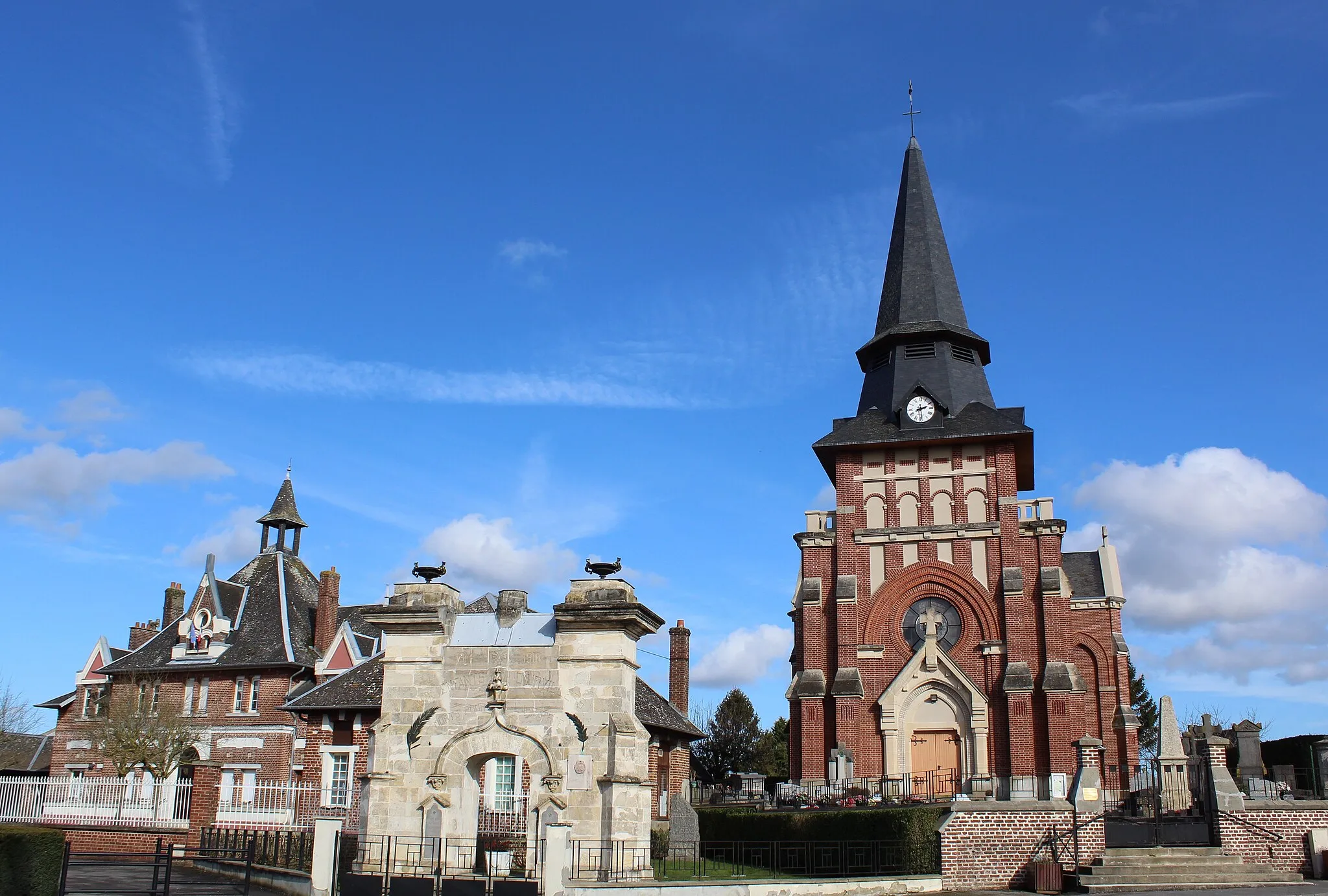 Photo showing: La place de la mairie, l'église.