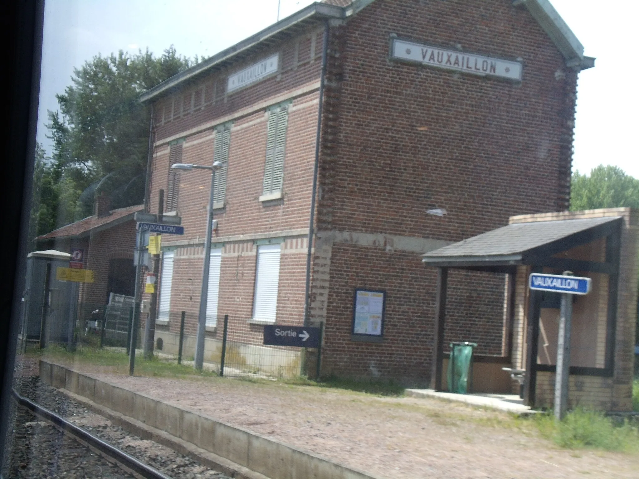 Photo showing: Vauxaillon station from the train