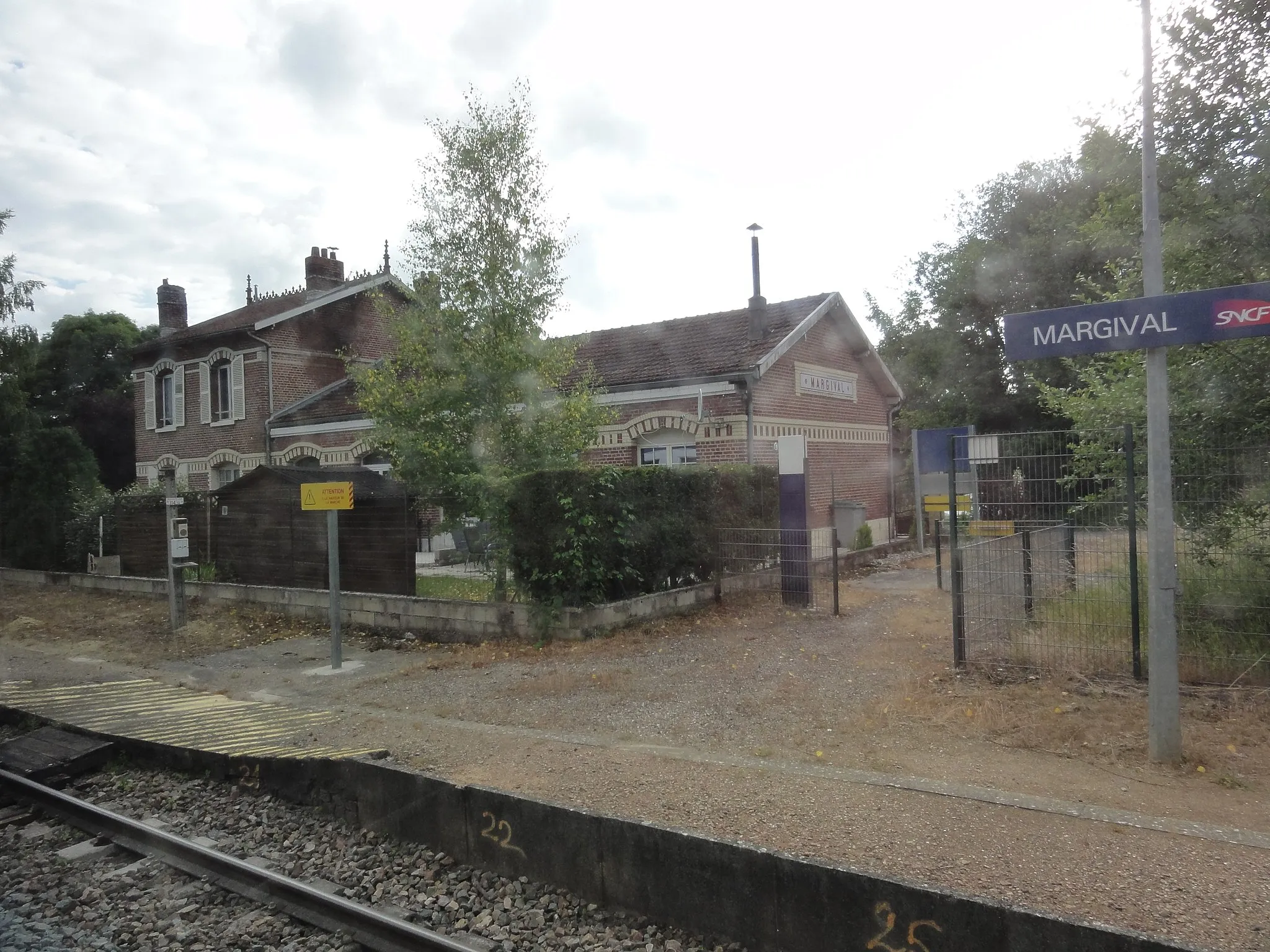 Photo showing: Margival (Aisne) la gare à travers la vitre d'un train