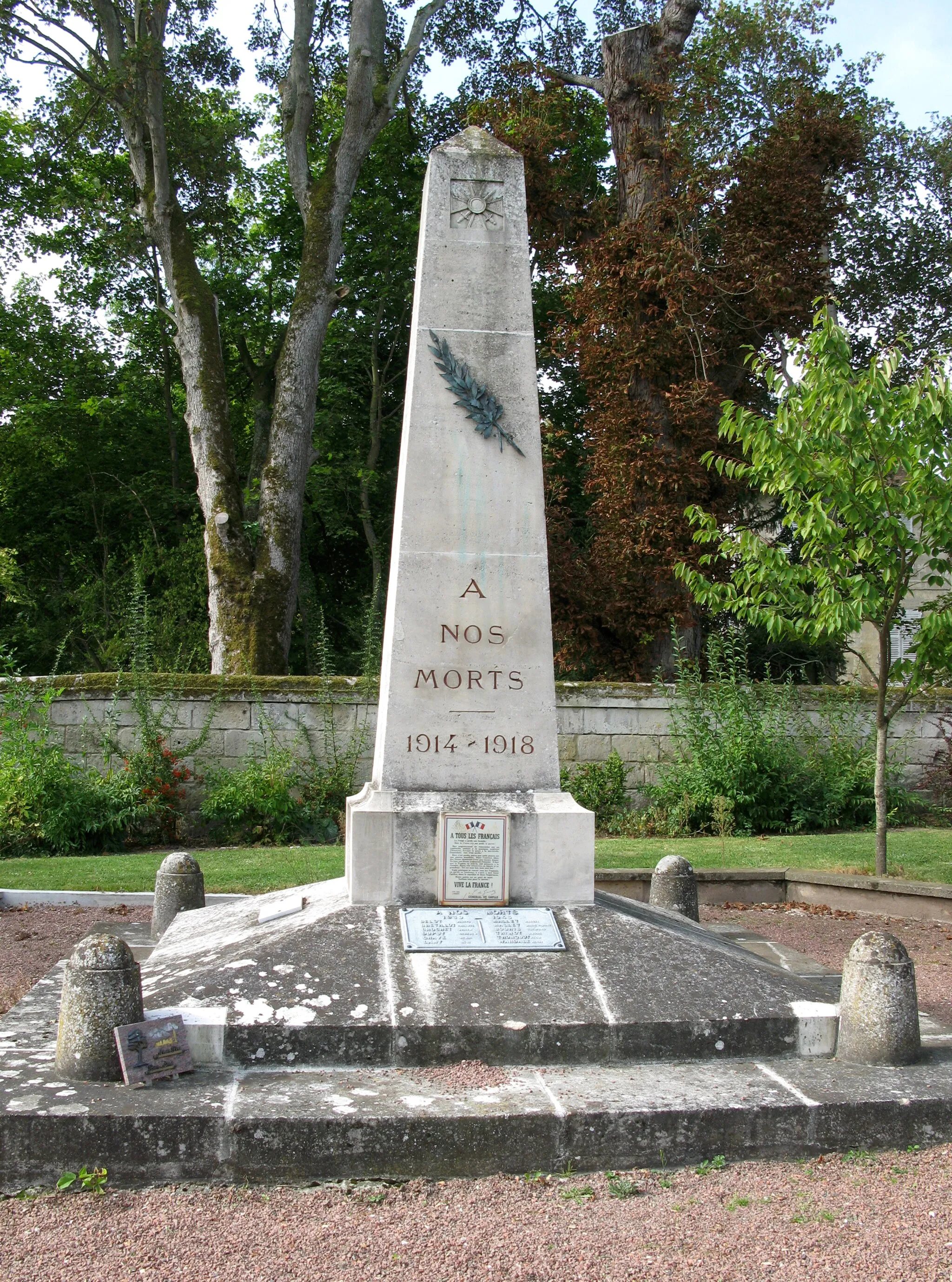 Photo showing: Vauxbuin (Aisne, France) -
Le monument-aux-morts..
.