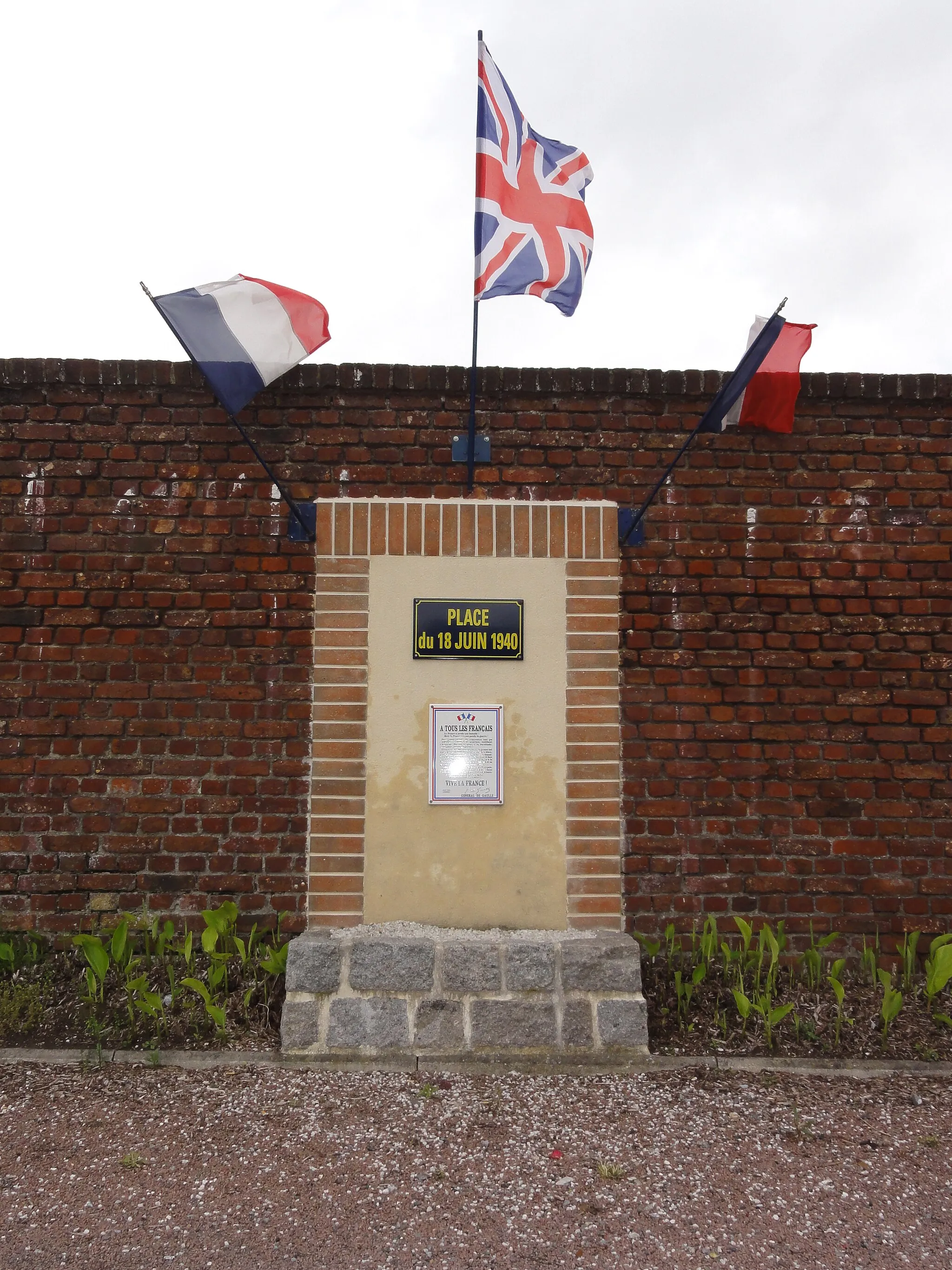 Photo showing: Vendeuil (Aisne) mémorial place du 18 juin 1940