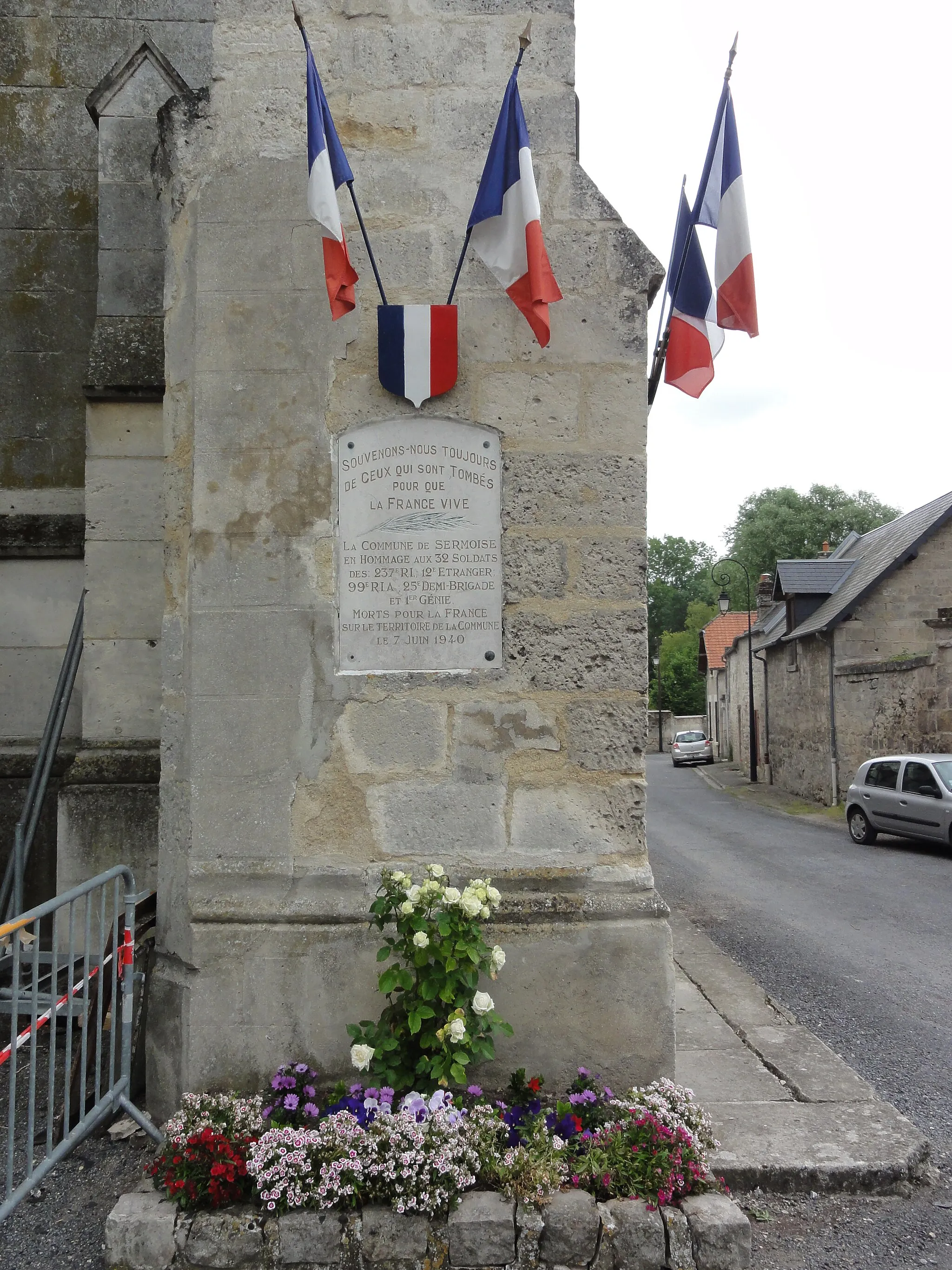 Photo showing: Sermoise (Aisne) monument aux morts (vue latérale)