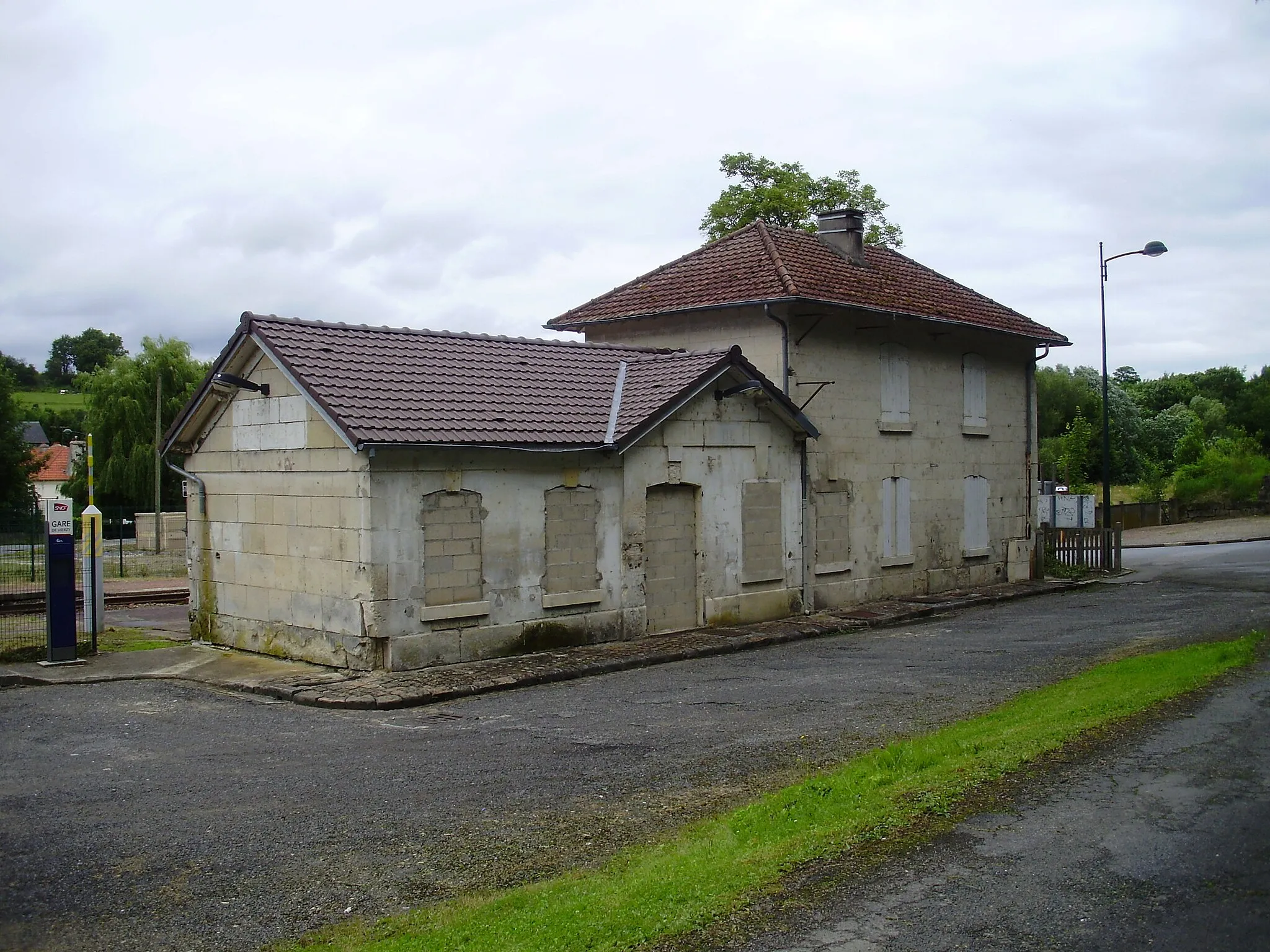 Photo showing: Gare de Vierzy, Aisne, France : ex-bâtiment voyageurs, fermé, vu depuis un chemin rural au sud de la gare.