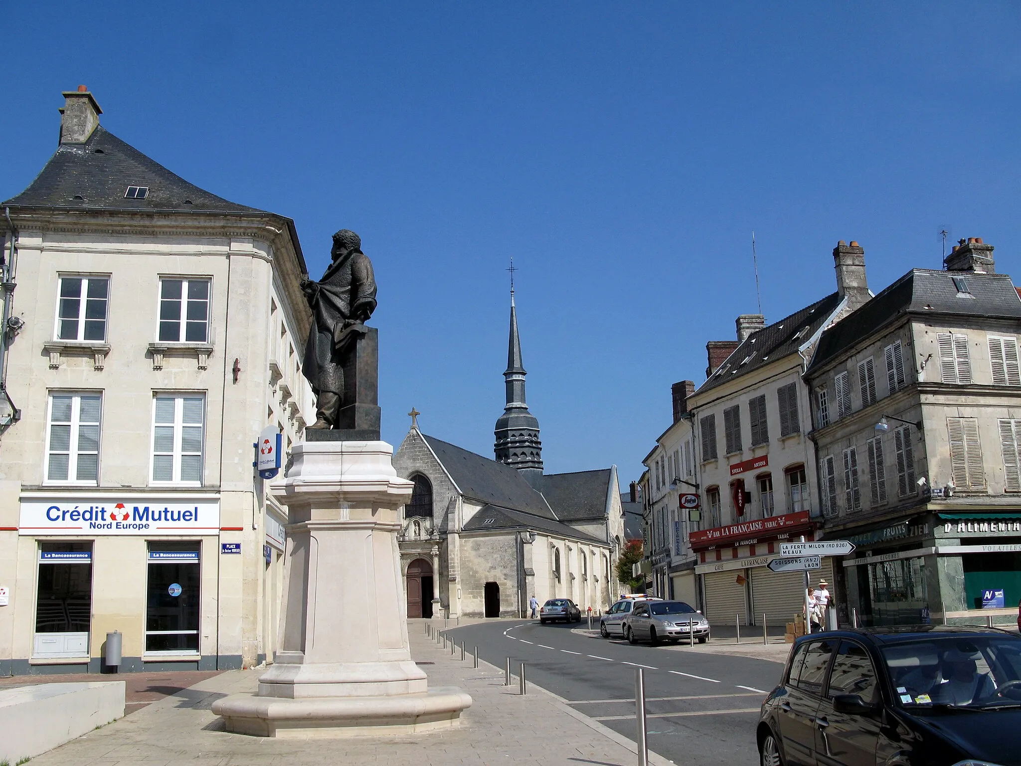 Photo showing: Villers-Cotterêts (Aisne, France) -
Vue depuis la place centrale, la statue d'Alexandre Dumas, avec l'église Saint-Nicolas en arrière-plan..
.