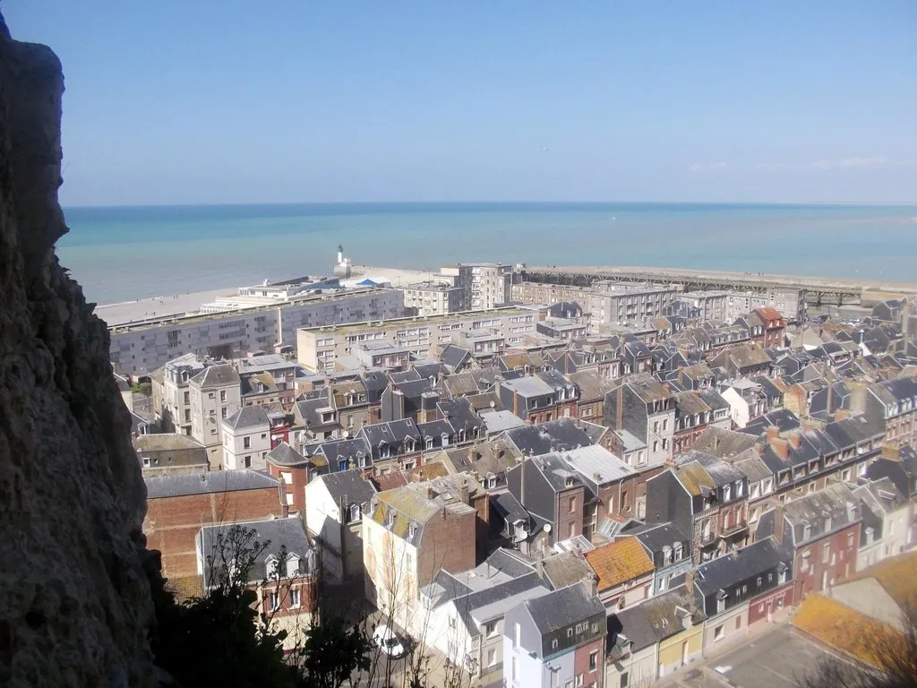 Photo showing: Vue sur LE TREPORT (76) en direction de la plage et du casino.