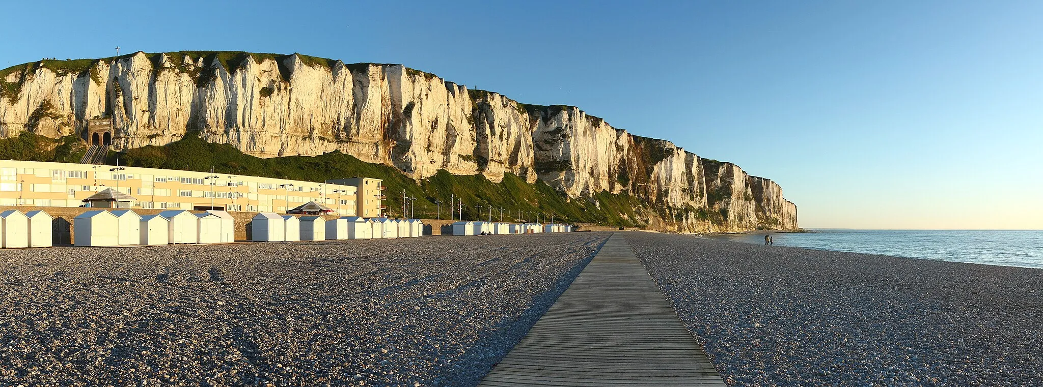 Photo showing: Cliffs of Le Tréport city, Seine Maritime, France. This panorama features the funicular, which give access to the summit of the cliffs, in its 2006 version.