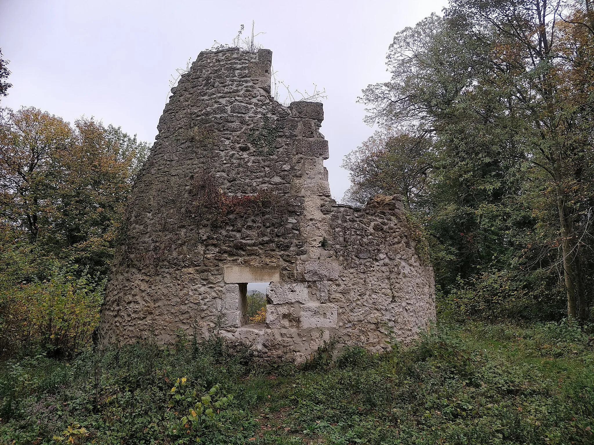 Photo showing: Ruine du vieux moulin sur le Mont Ganelon. aussi appellé le Moulin Fondu