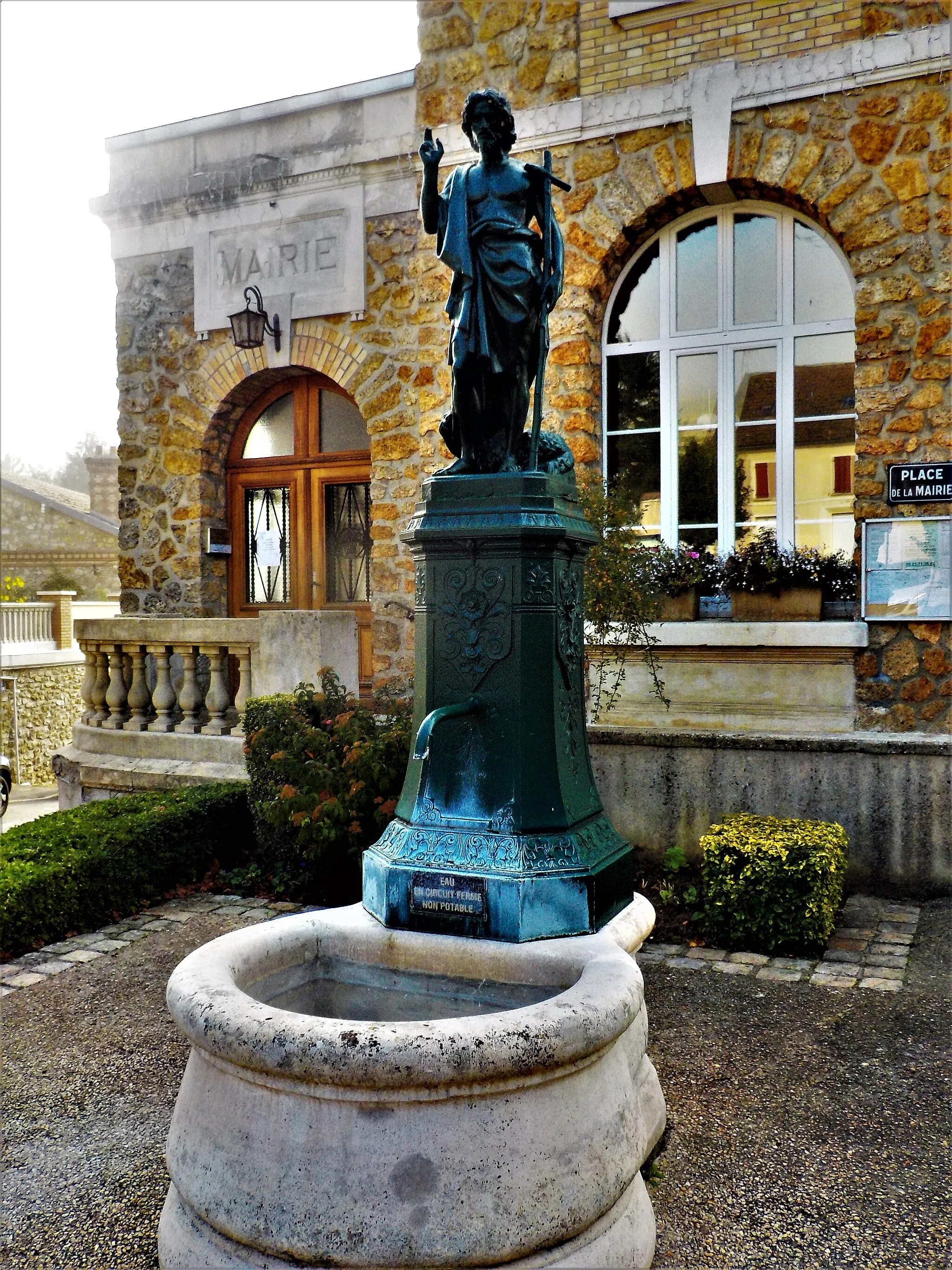 Photo showing: La fontaine Saint Jean-Baptiste, à Jaulgonne, une mâtiné d'automne.