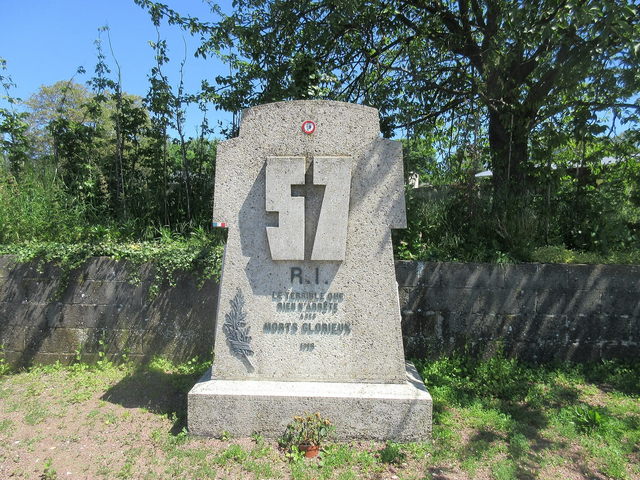 Photo showing: Stèle du 57e RI sur le mont Renaud à Noyon