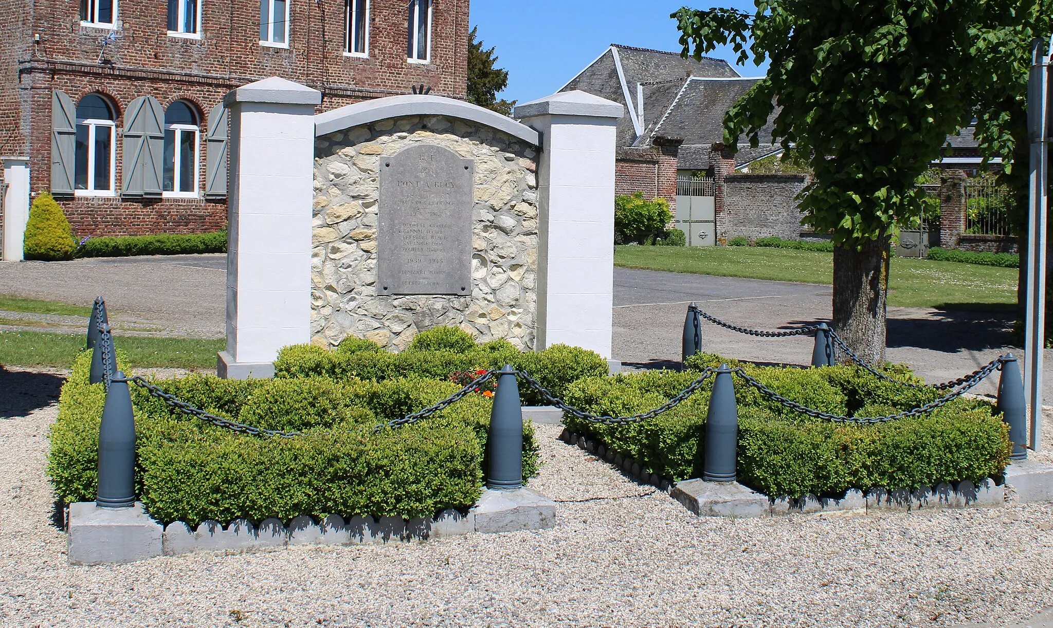 Photo showing: Le monument aux morts de Pont-à-Bucy