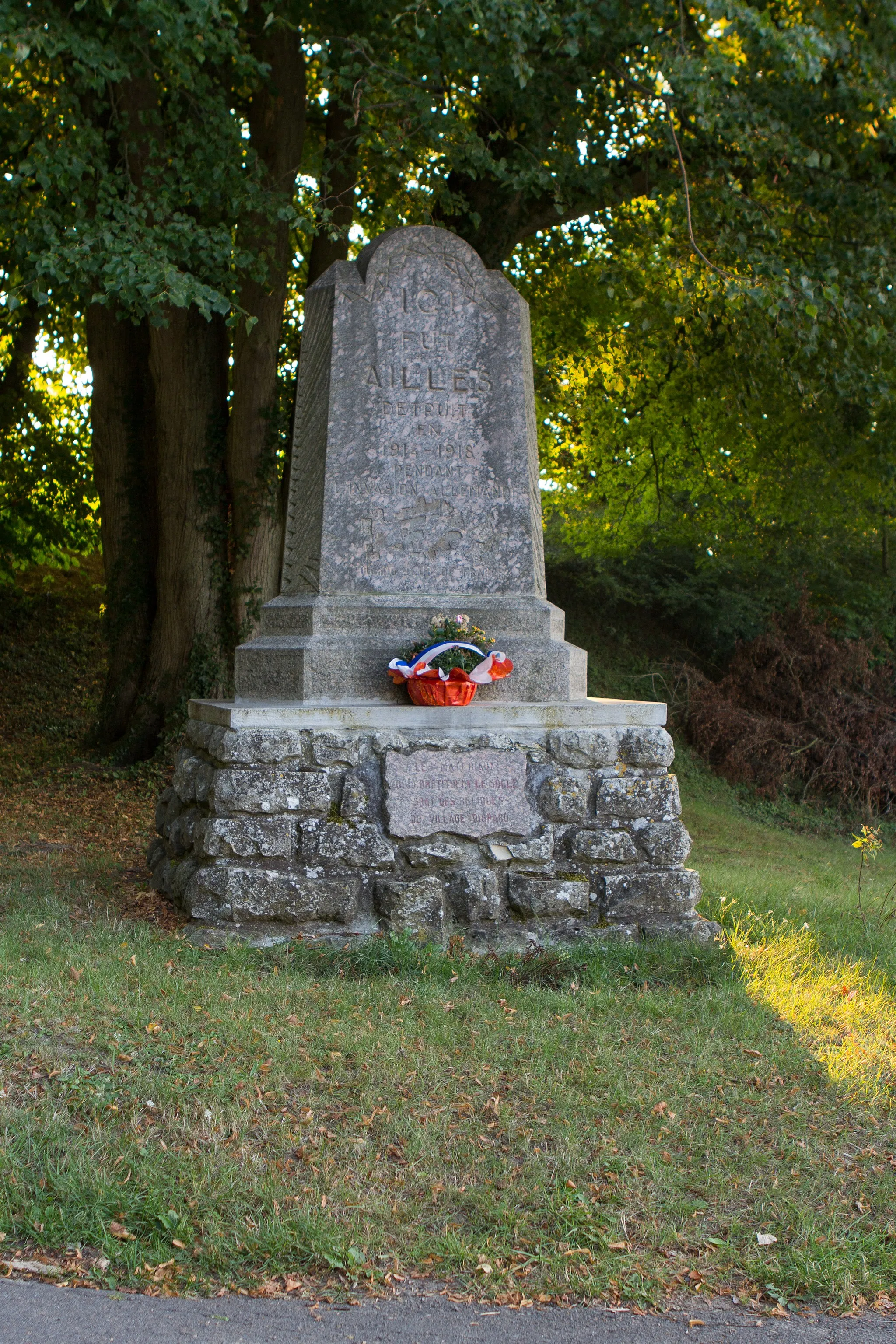 Photo showing: Mémorial en souvenir de l'ancien village d'Ailles (absorbé en 1923 par la commune de  Chermizy) / Chermizy-Ailles / Aisne / France