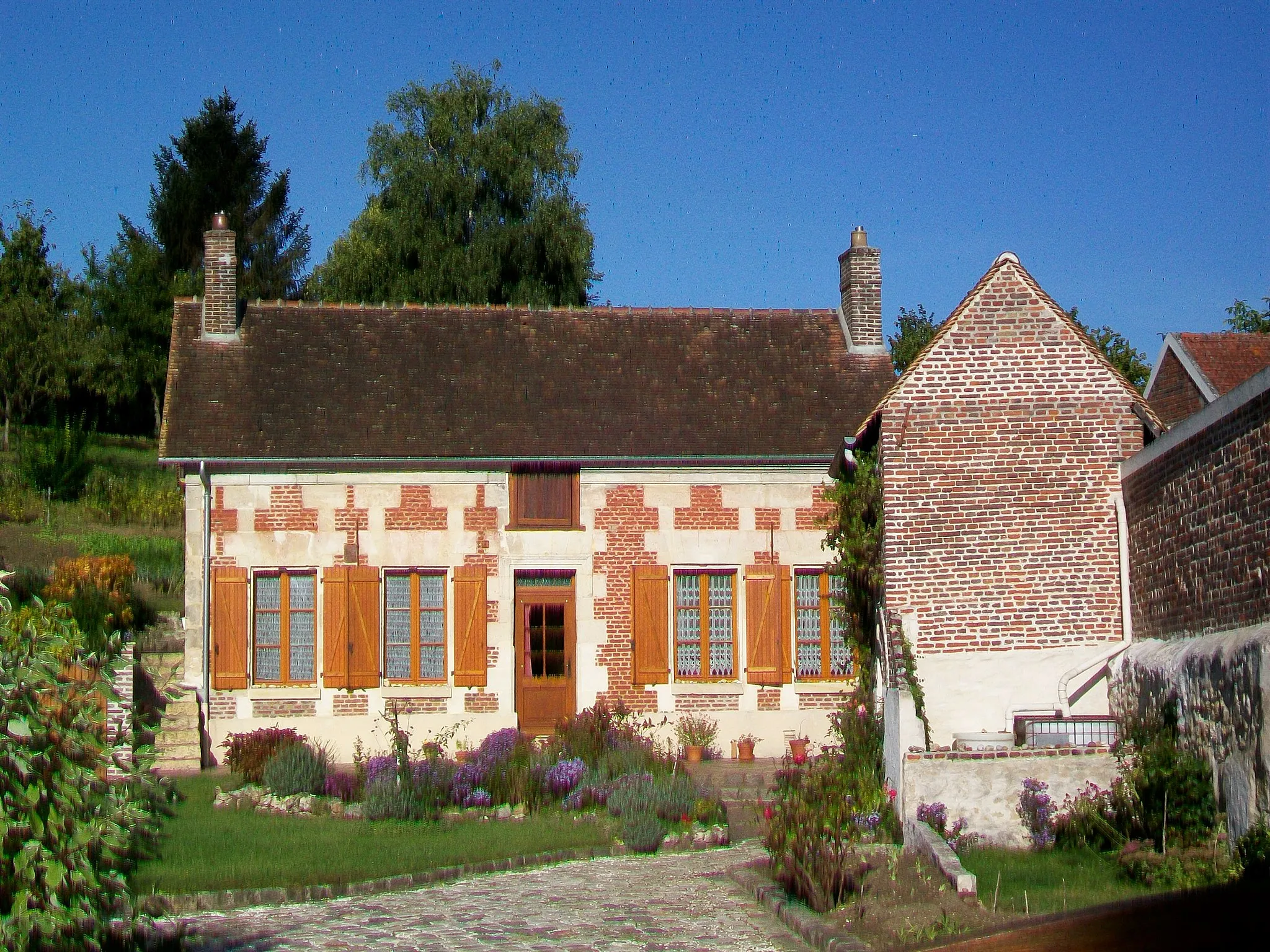 Photo showing: Maison picarde traditionnelle, rue des Matinnoix (RD 13). Ces maisons se trouvent souvent à l'arrière des cours de ferme et se cachent derrière les bâtiments agricoles donnant sur la rue.