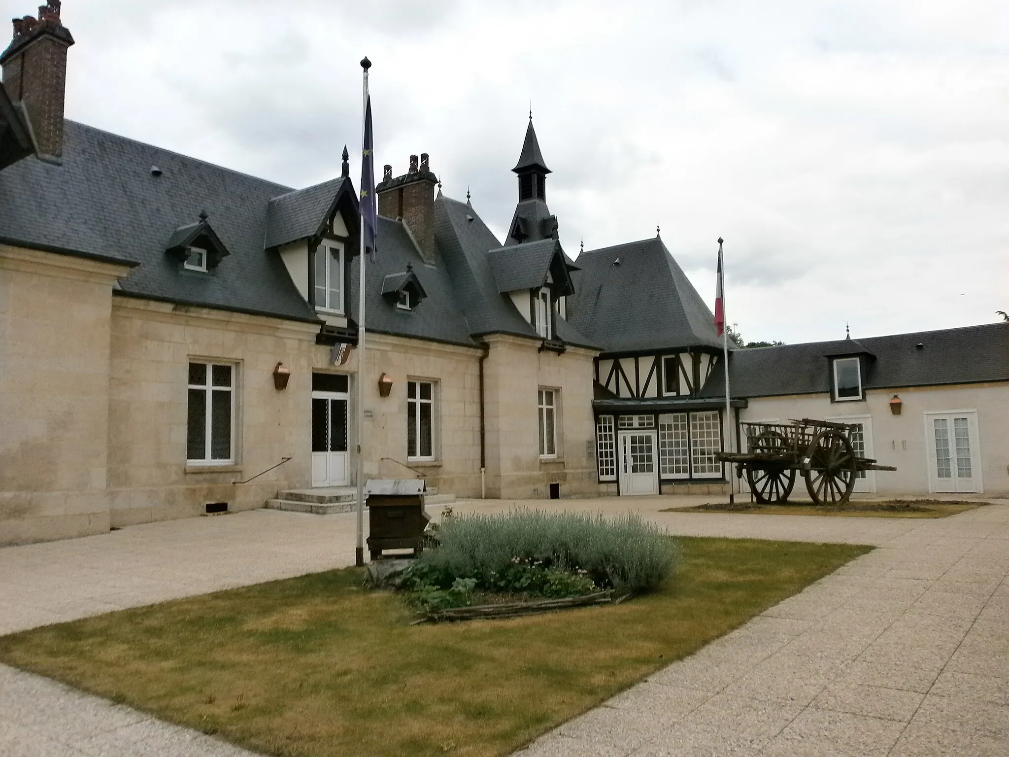 Photo showing: Mairie de Clairoix.