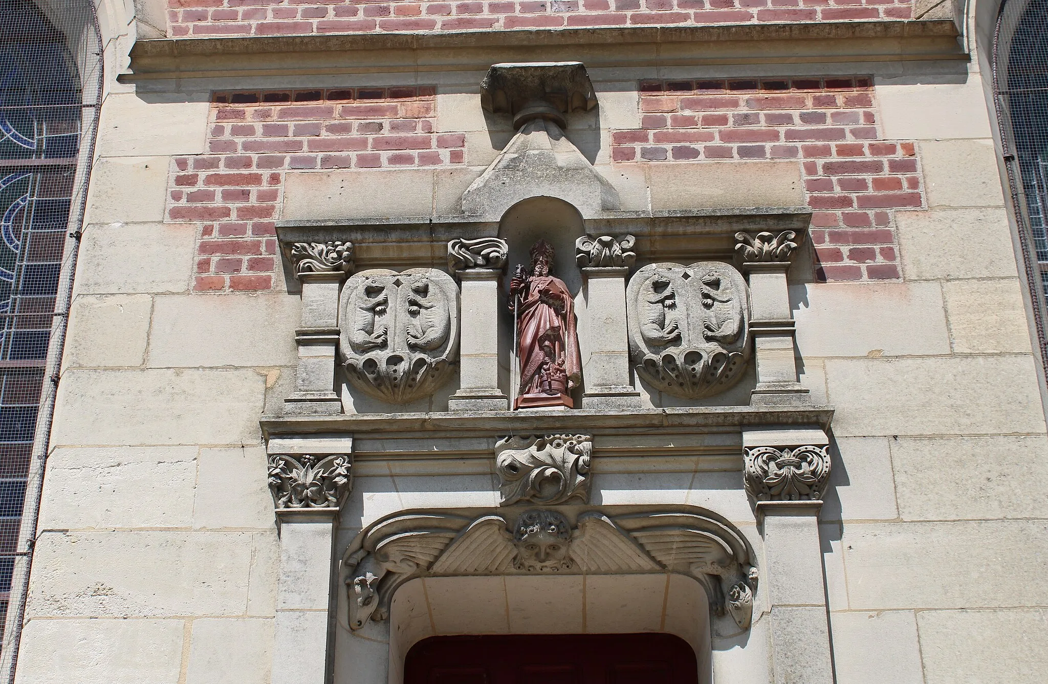 Photo showing: Linteau de la porte latérale de l'église.