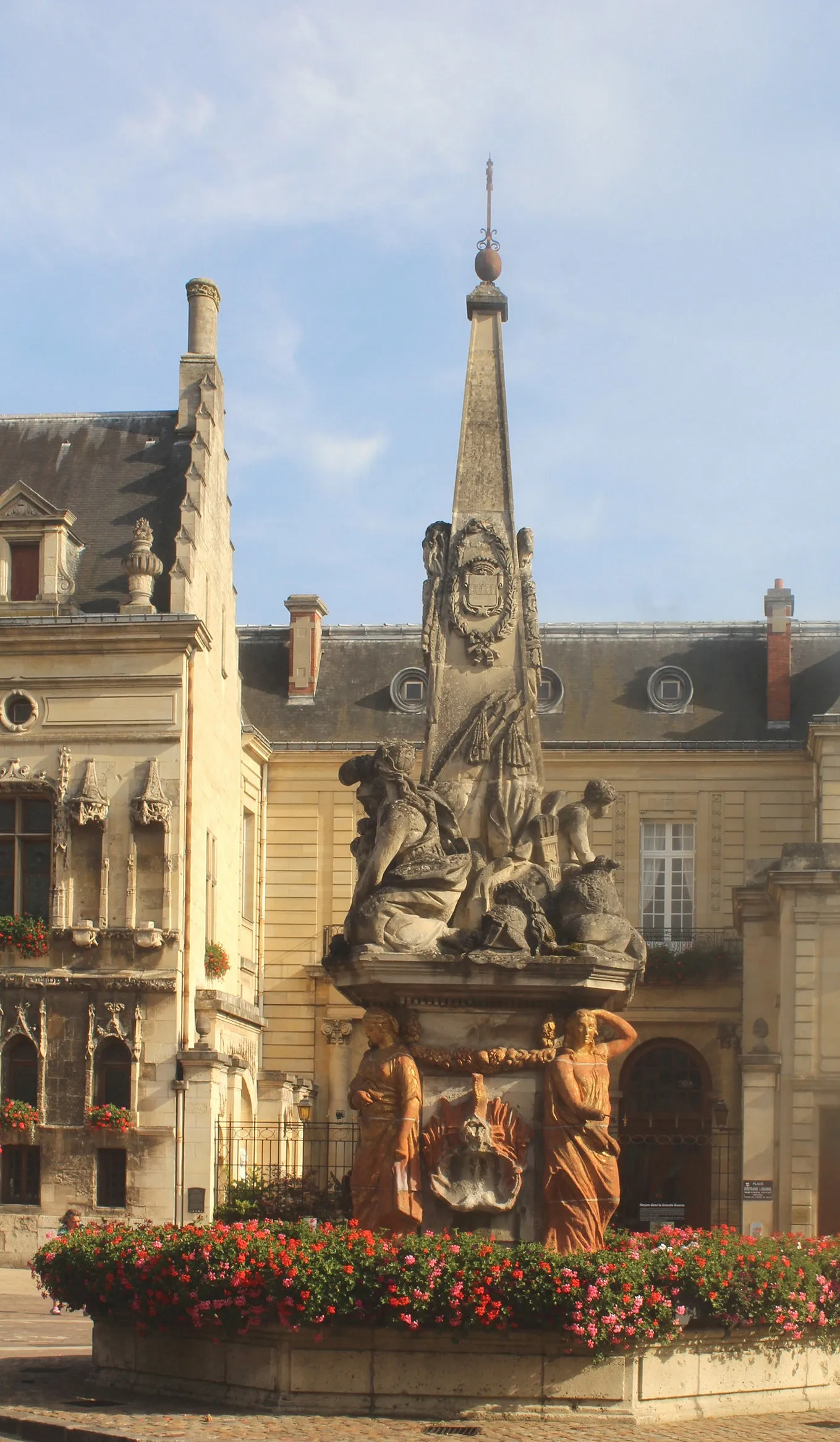 Photo showing: This building is classé au titre des monuments historiques de la France. It is indexed in the base Mérimée, a database of architectural heritage maintained by the French Ministry of Culture, under the references PA00114788 and IA00049497 .