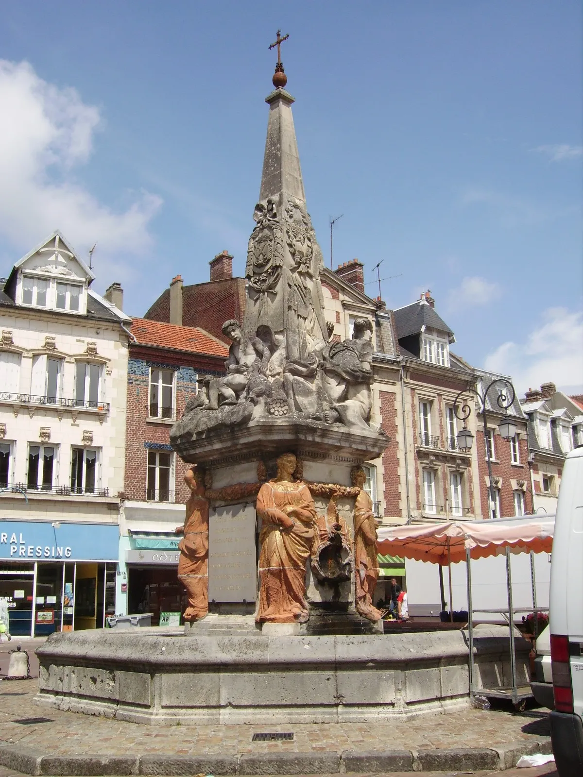 Photo showing: Noyon Fontaine du Dauphin