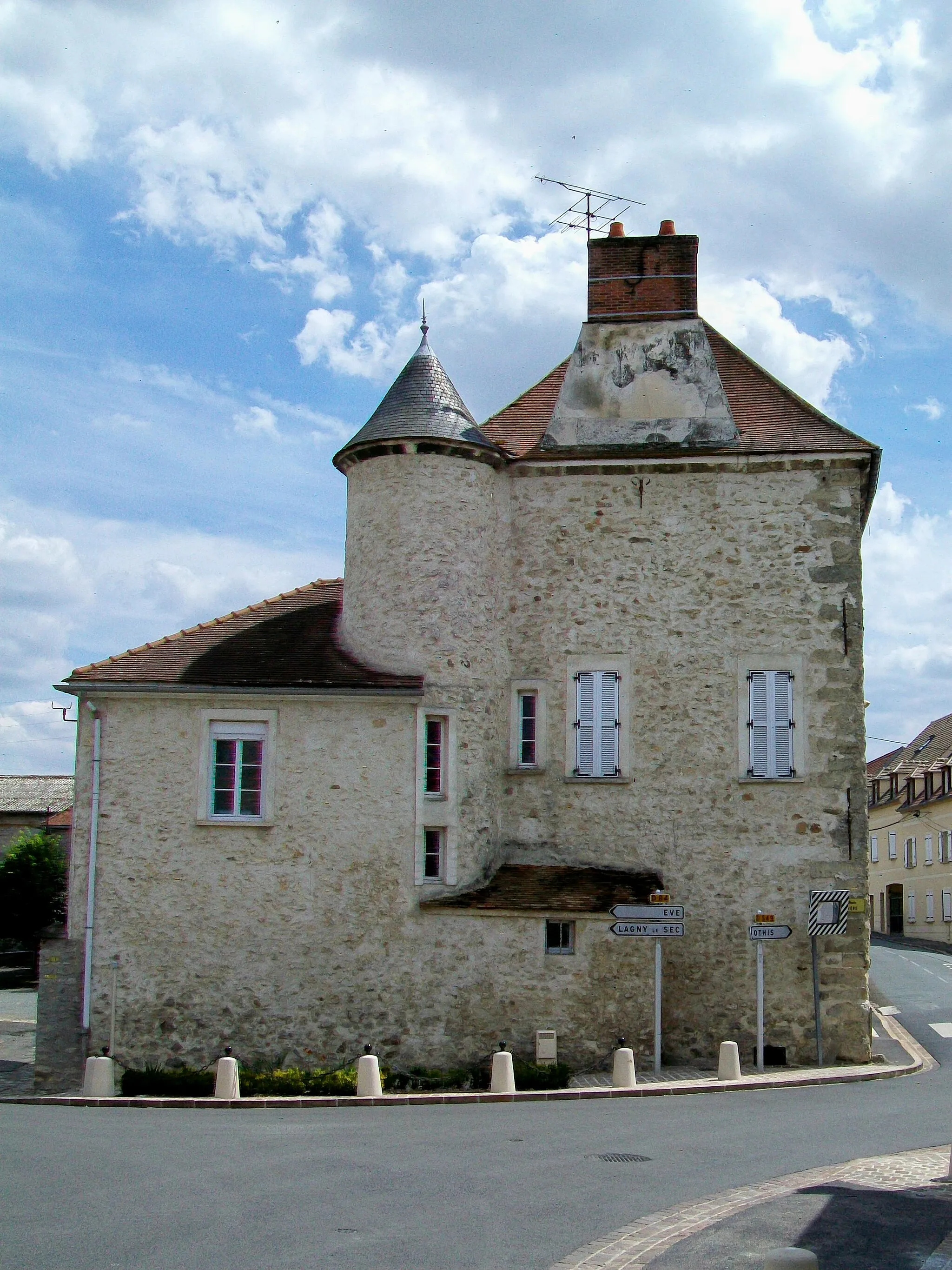 Photo showing: Ancienne maison forte (logis de la Grande ferme) au sud du village ; façade nord avec tourelle d'escalier.