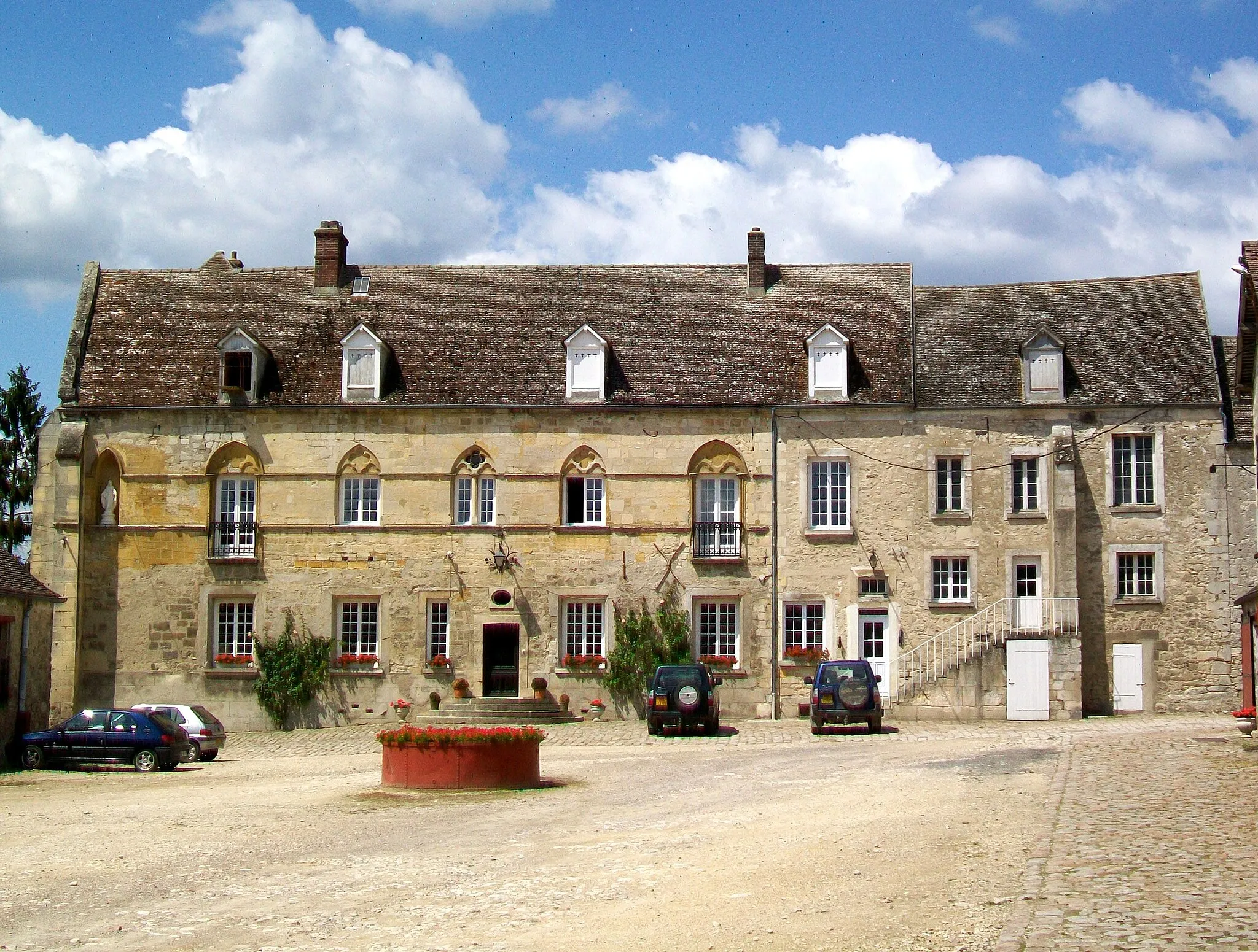 Photo showing: L'ancien logis du prieuré Sainte-Geneviève, façade occidentale.