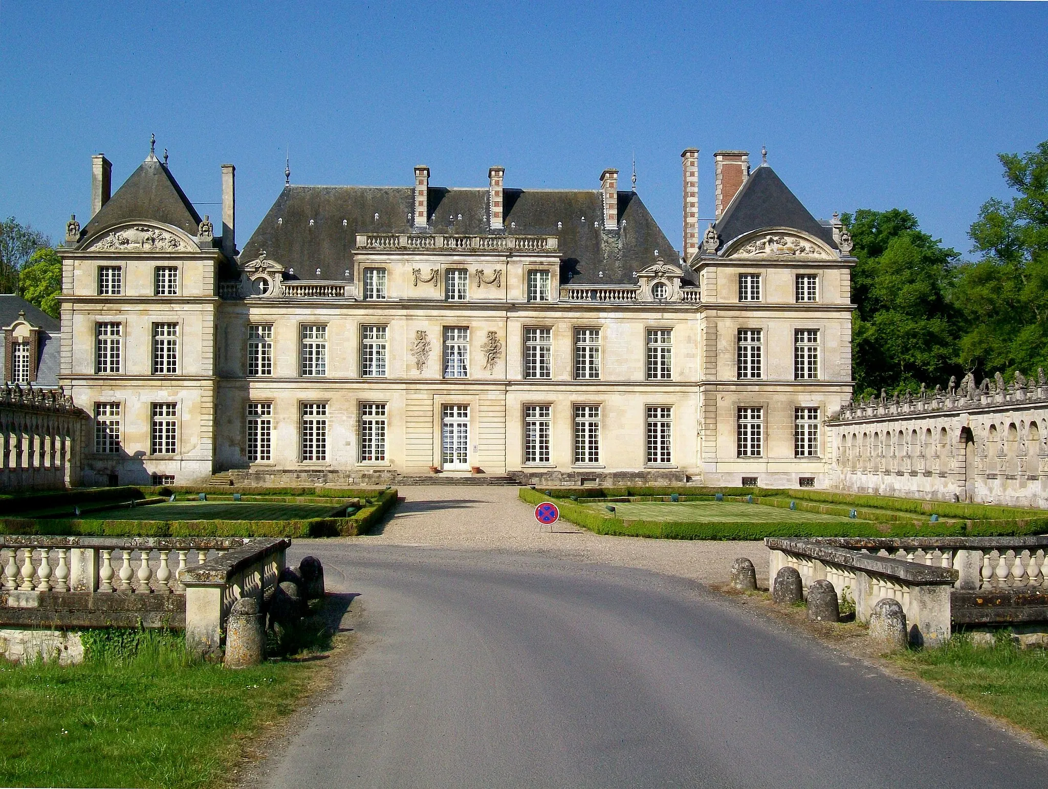 Photo showing: Le château de Raray et ses balustrades, sur la cour d'honneur à l'est.
