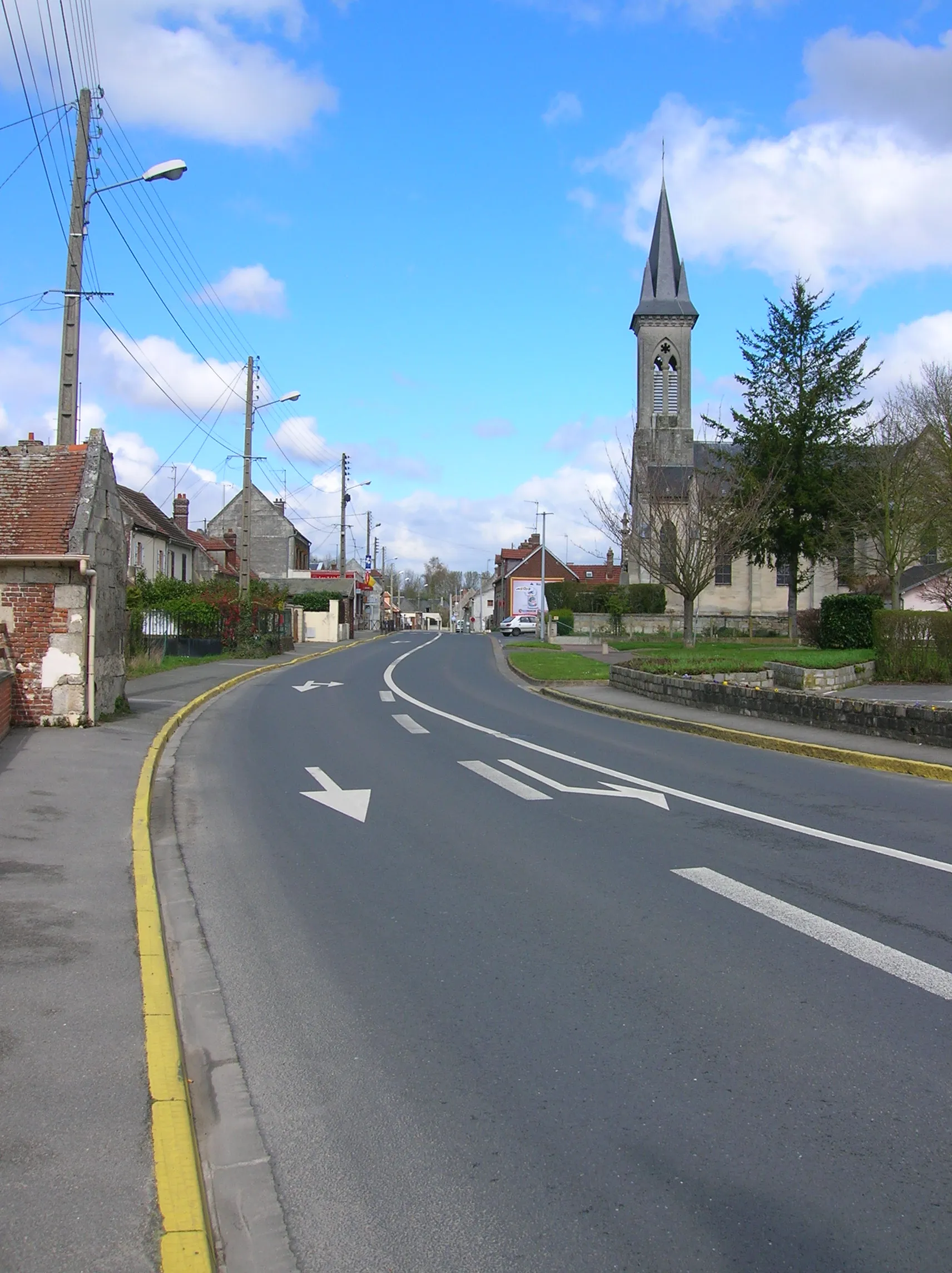 Photo showing: Eglise de Montmacq vue de la rue Maréchal Joffre