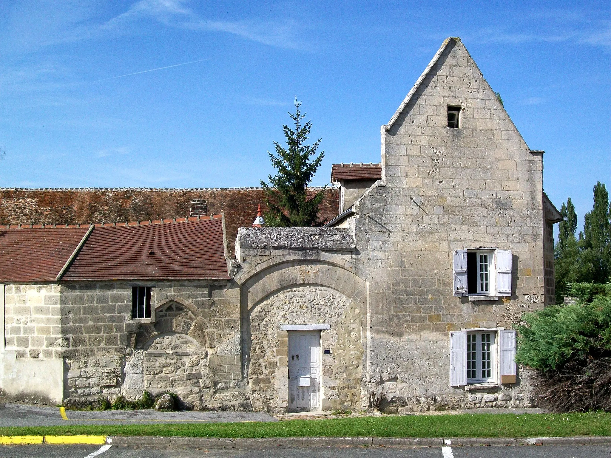 Photo showing: Le logis de la ferme de l'abbaye du Moncel, façade sur la RD 123 (rue du Moncel). Ce bâtiment date de la même époque que la grange dîmière, mais ne fait pas partie des éléments inscrits au titre des monuments historiques.