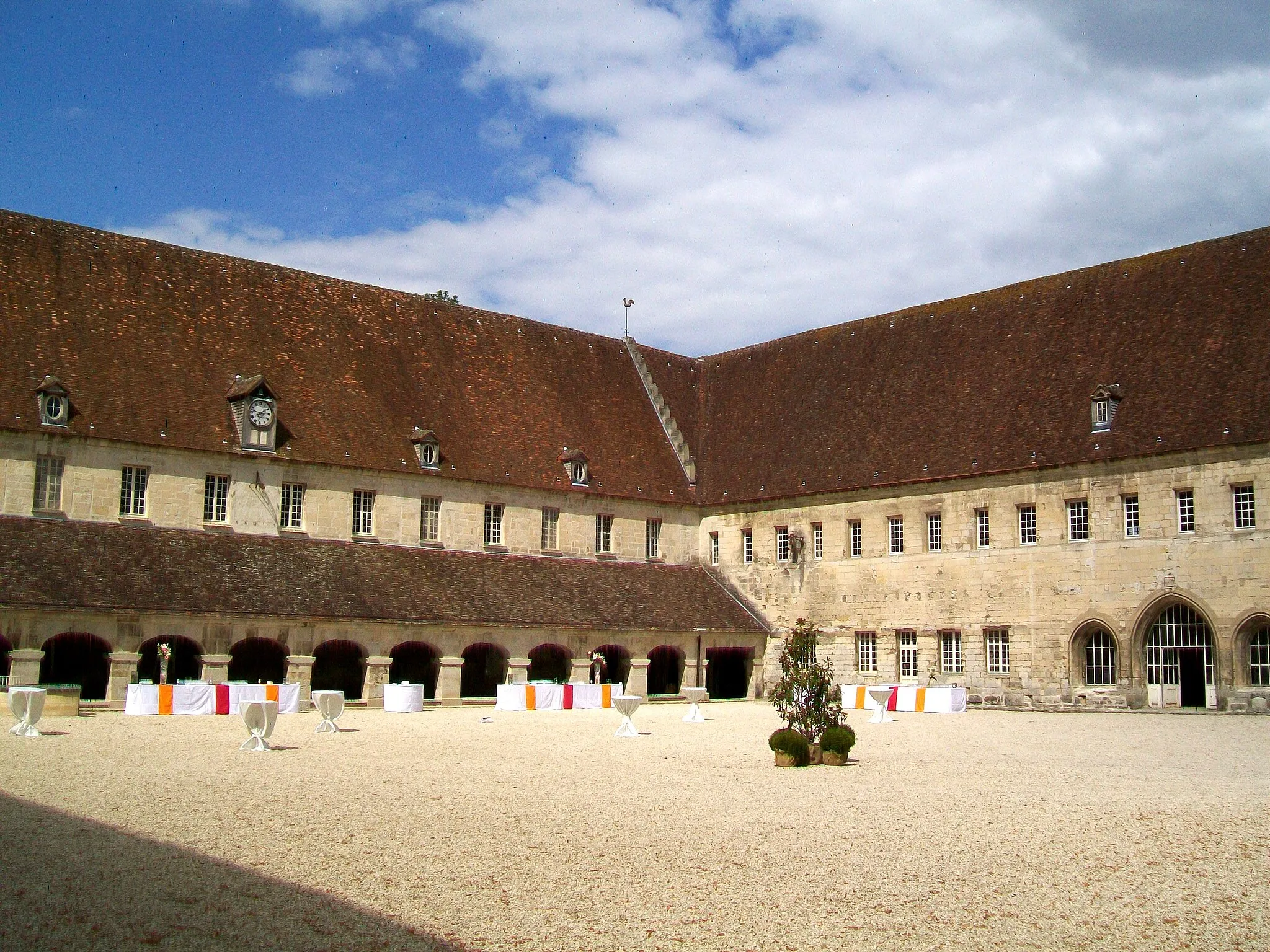 Photo showing: Cour de l'ancienne abbaye, autrefois cloître, qui subsiste le long de l'aile nord (à gauche). A droite, l'aile est, avec au rez-de-chaussée, la salle capitulaire et le chartrier.