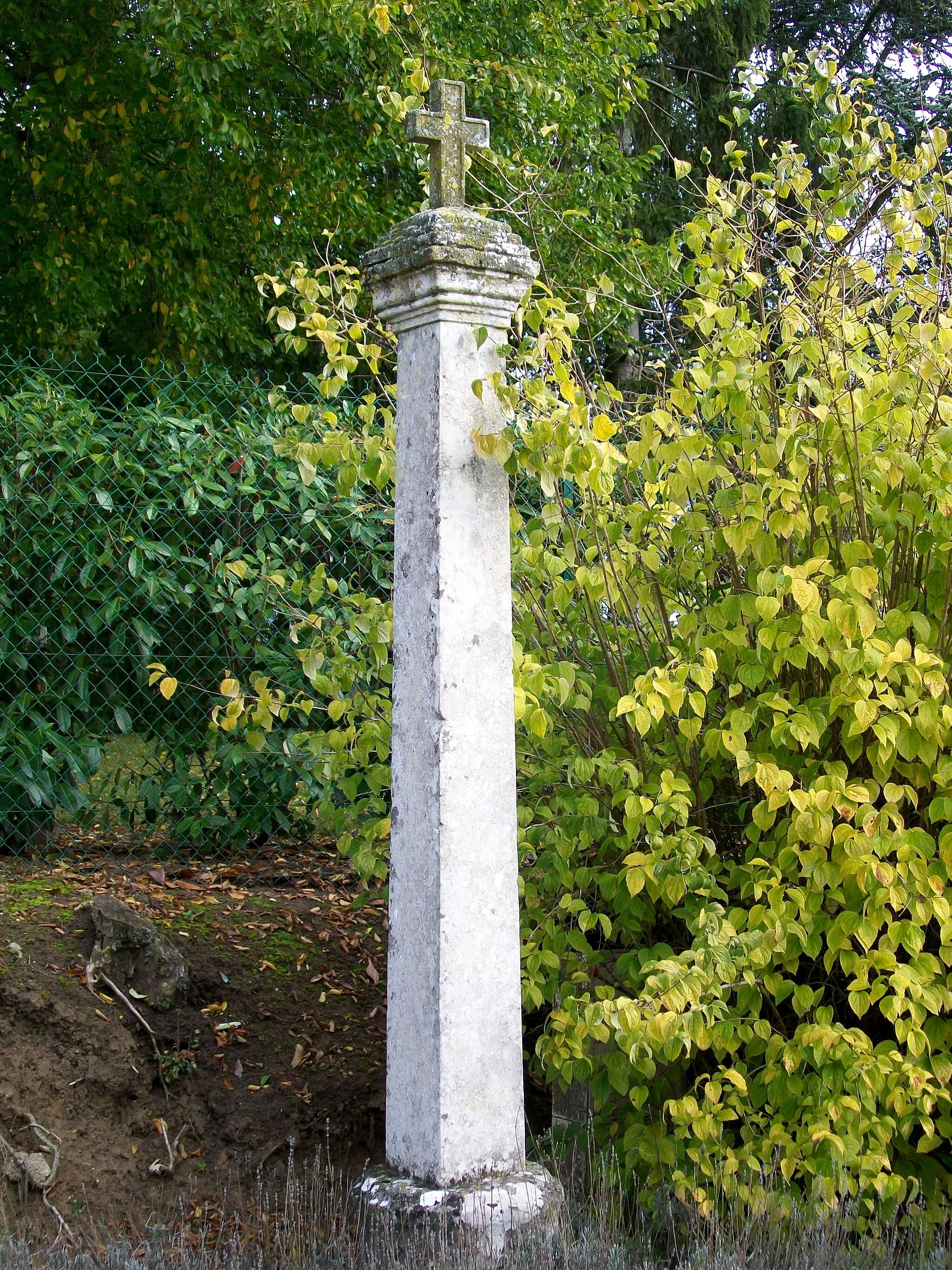 Photo showing: Croix en pierre surprenante par la forme oblonge et élancée de son socle et par la petite dimension de la croix proprement dite.