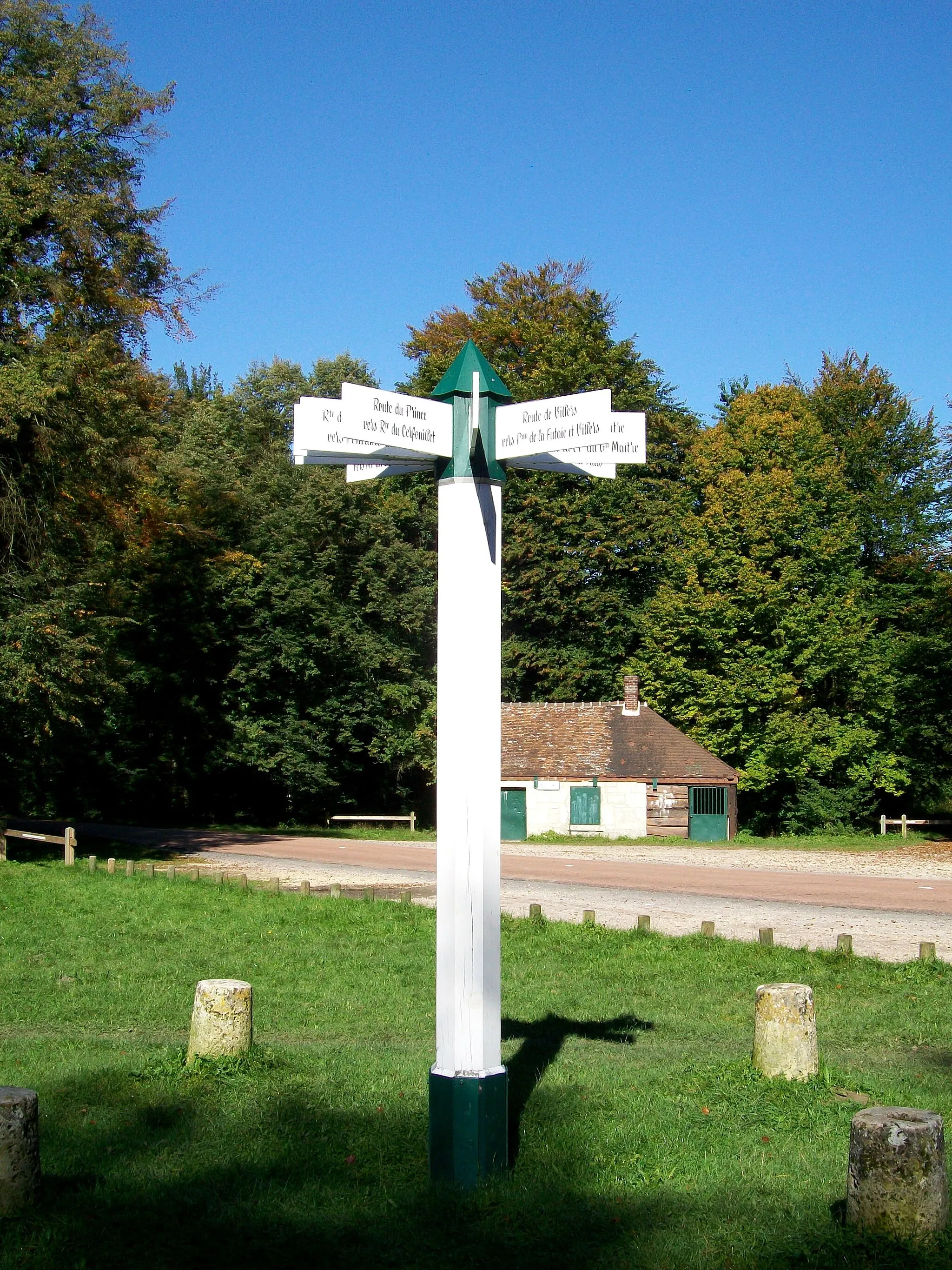 Photo showing: Le poteau du Grand-Maître et le relais de chasse, dans la forêt d'Halatte.