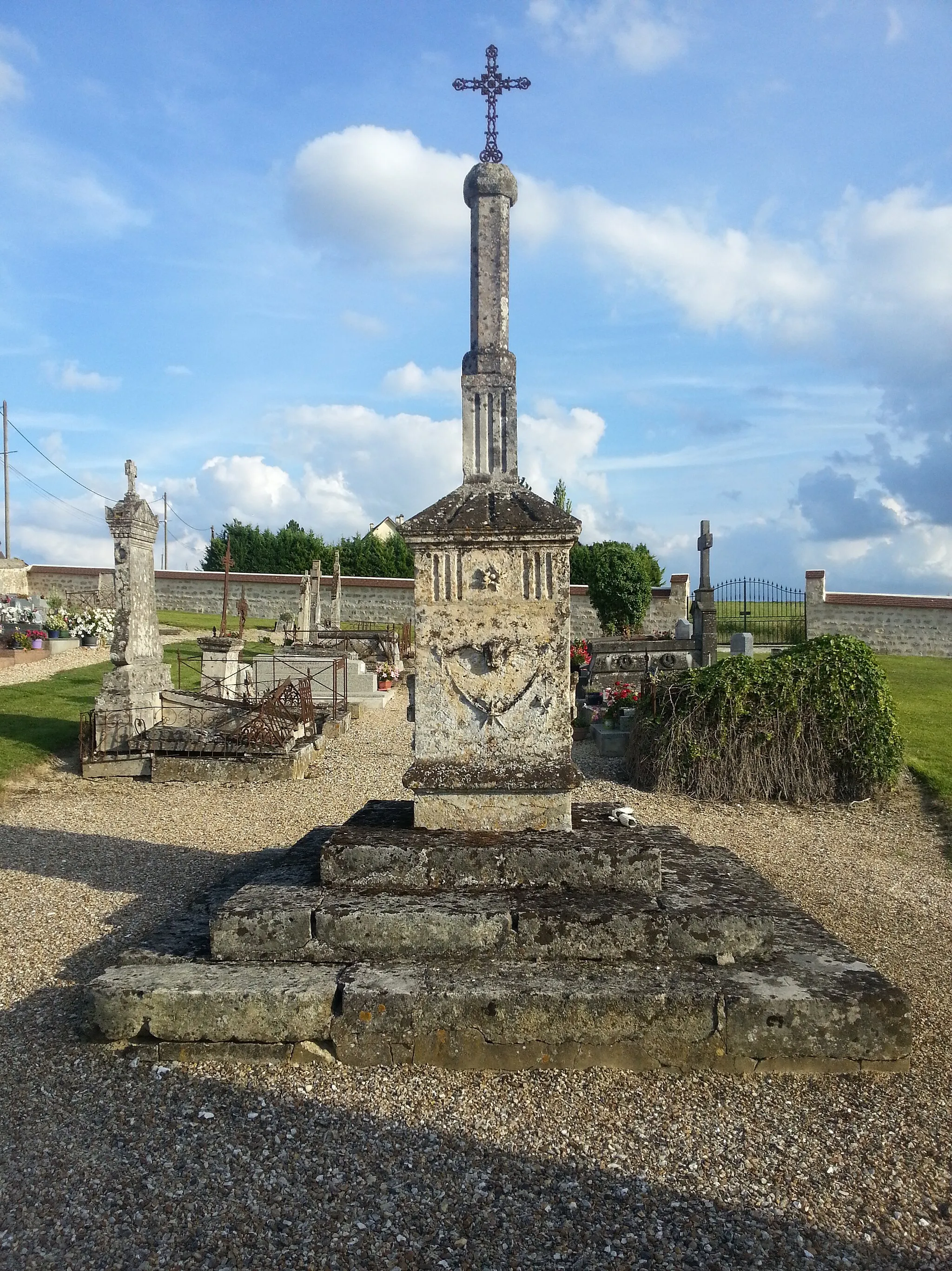 Photo showing: Croix de cimetière de Longuesse.