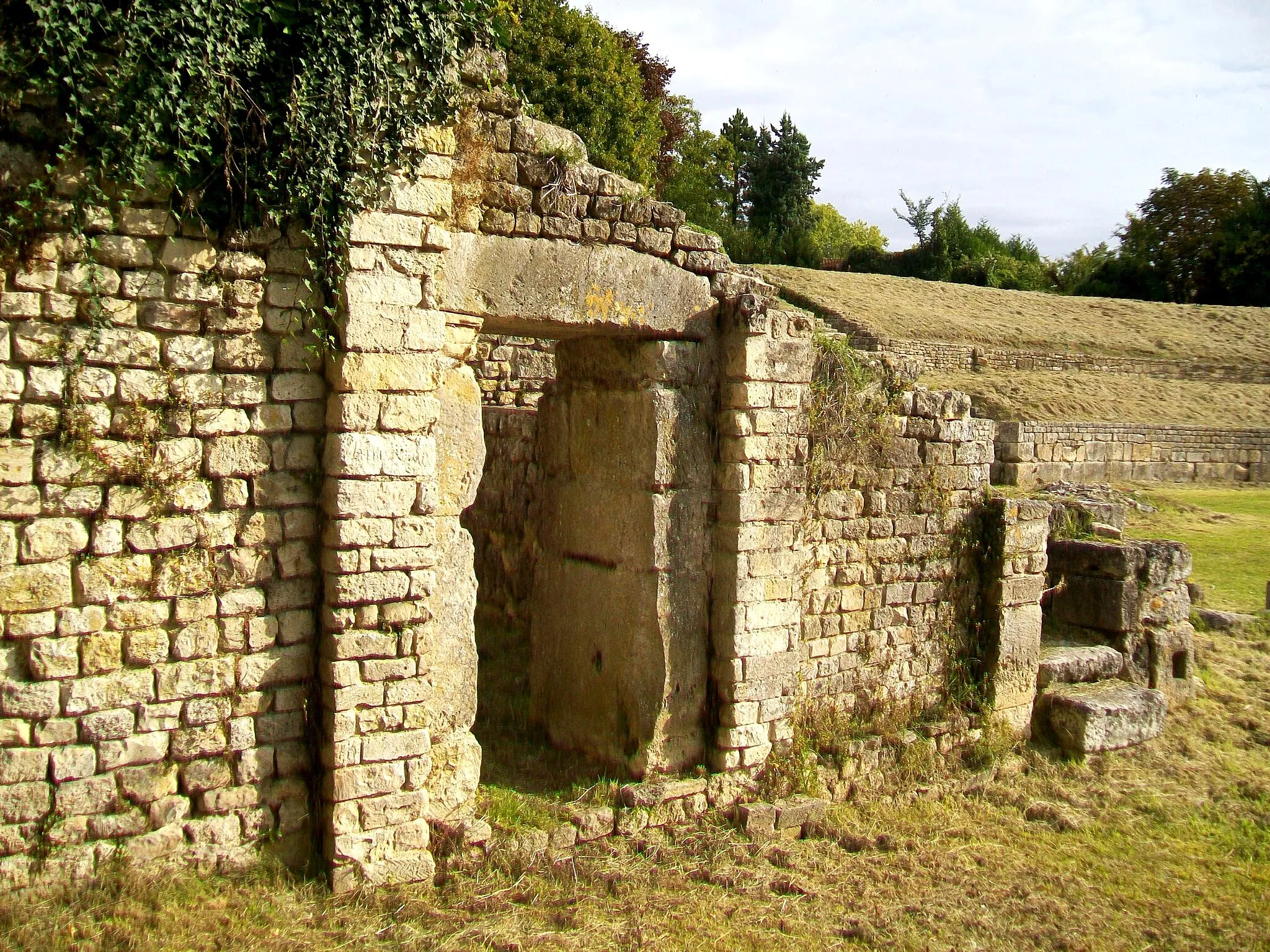 Photo showing: Entrée du carcer nord-ouest (à côté du vomitoire occidental) et escalier d'accès aux gradins nord.