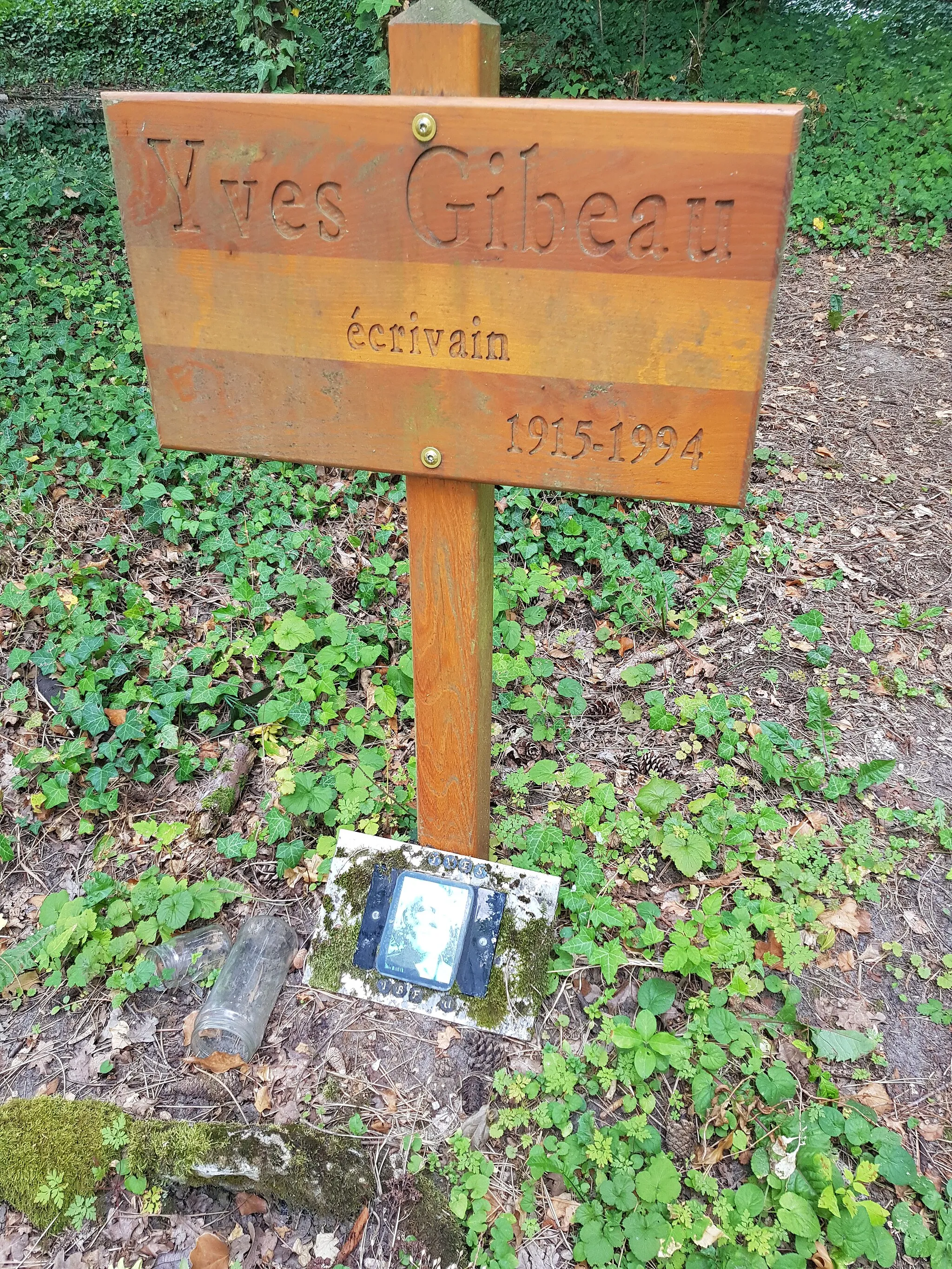 Photo showing: Tombe d'Yves Gibeau et portrait