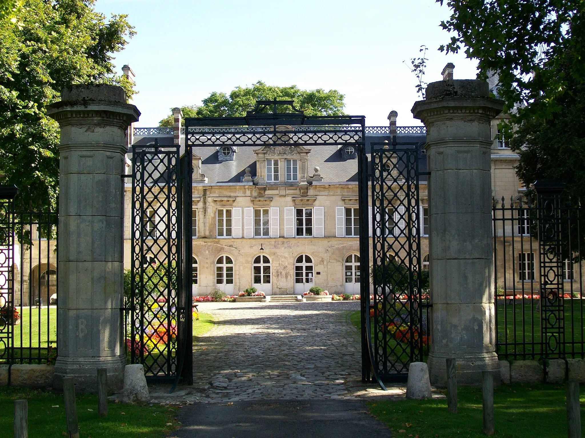 Photo showing: Château d'Aramont ; la grille à l'entrée de la cour d'honneur.