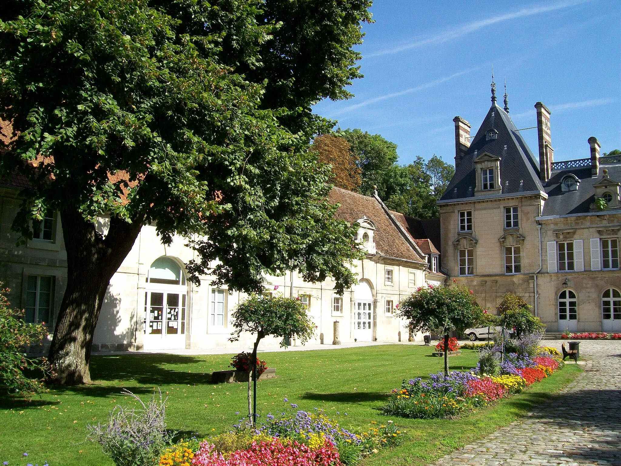 Photo showing: Château d'Aramont, communs au nord de la cour d'honneur.
