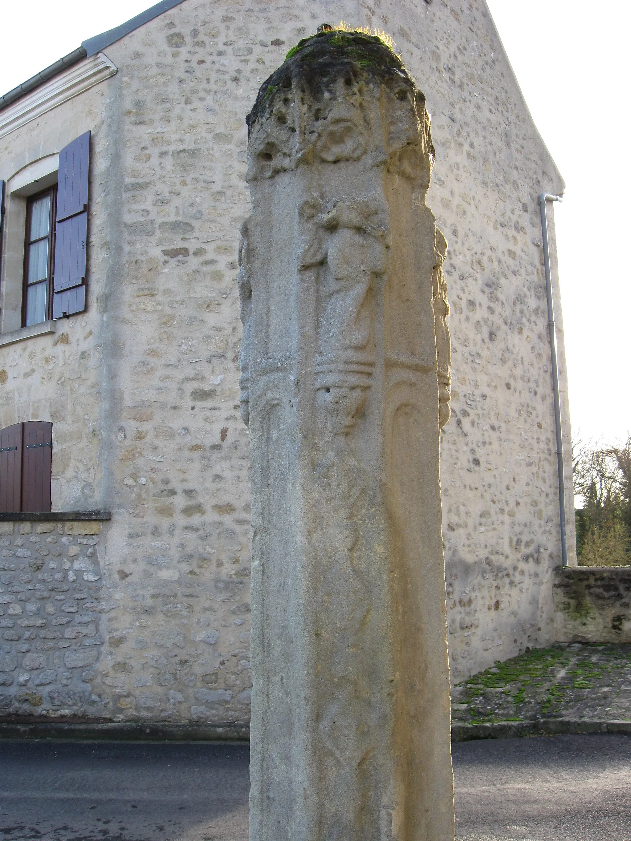 Photo showing: Fût octogonal  de la croix (disparue) de l'ancien cimetière face à l'église. (Le Perchay, département du Val-d'Oise, région Île-de-France).