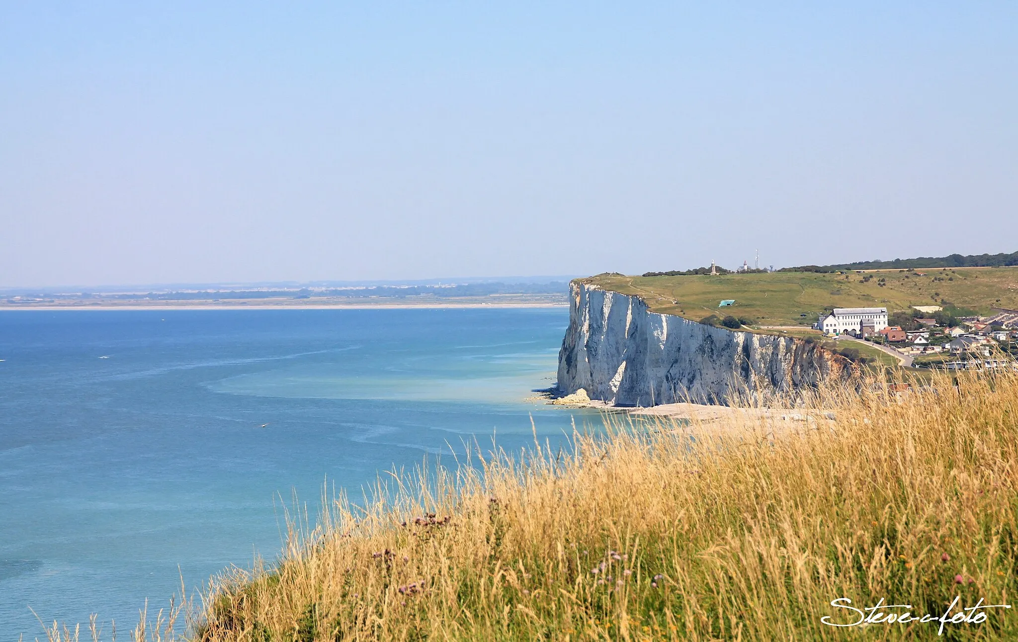 Photo showing: Située au nord du département et au bord de la Manche, la commune du Tréport possède une plage de galets au pied des falaises de craie et un port. La commune a pour origine l'estuaire de la Bresle, petit fleuve côtier, long de 68 à 72 kilomètres (selon les source).
Station balnéaire, la commune dispose d'un casino, de restaurants et de brasseries.

Avec Eu et Mers-les-Bains, elle fait partie des « trois villes sœurs ».