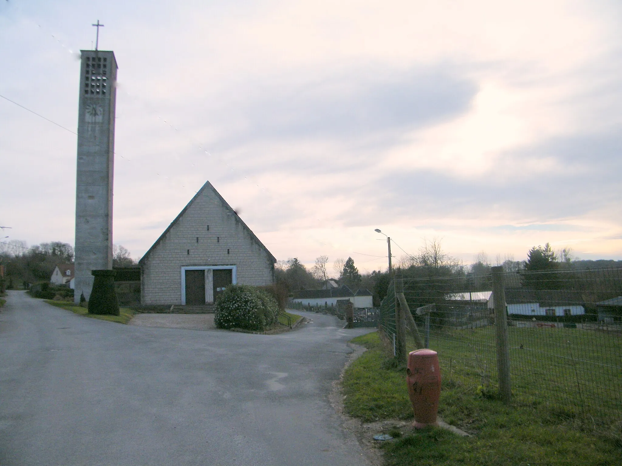 Photo showing: L'église Saint-Pierre de Miannay, reconstruite en 1961-1962, après les bombardements allemands de la Seconde Guerre mondiale.