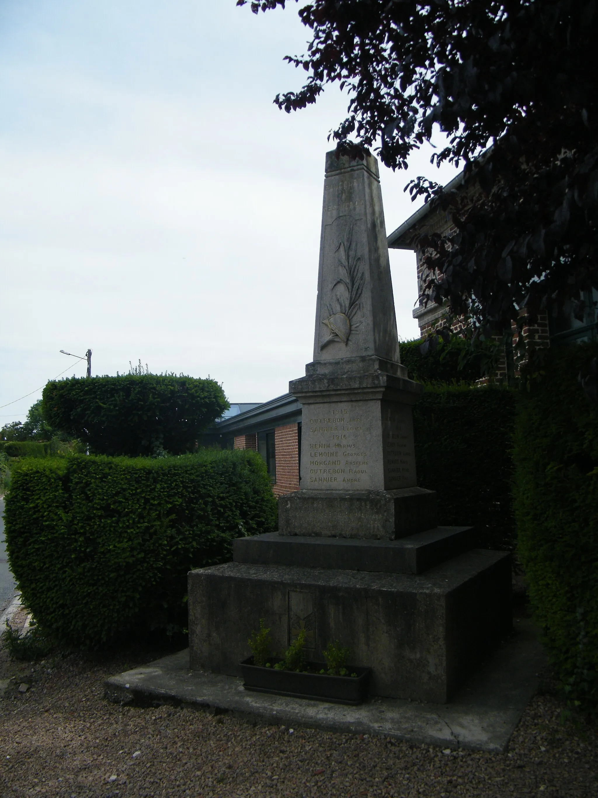 Photo showing: Eaucourt, Somme, Fr, monument aux morts pour la patrie, près de la mairie.