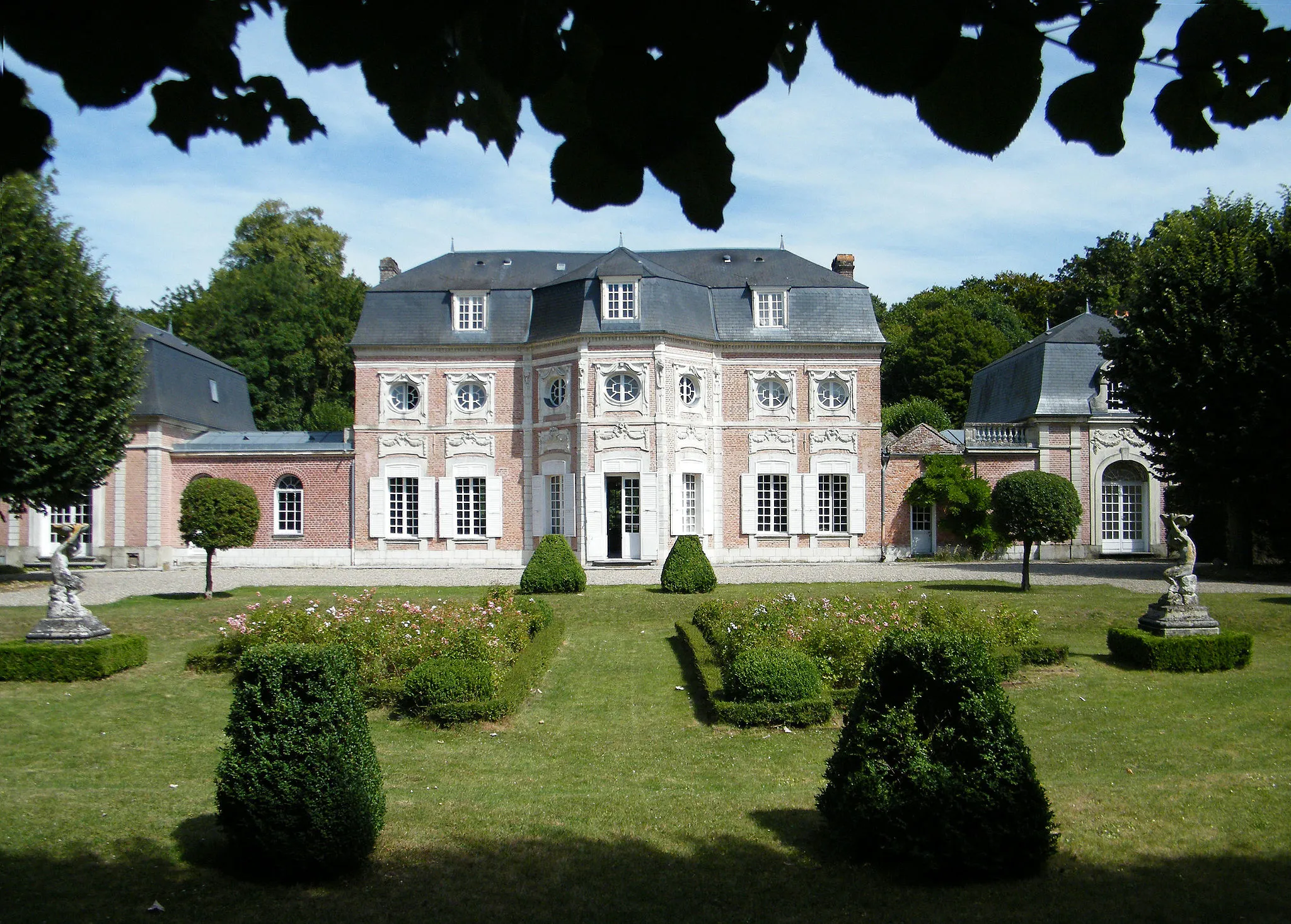 Photo showing: Abbeville, Somme, France, Château de Bagatelle, façade avant avec son boulingrin, côté rue du faubourg Saint-Gilles.