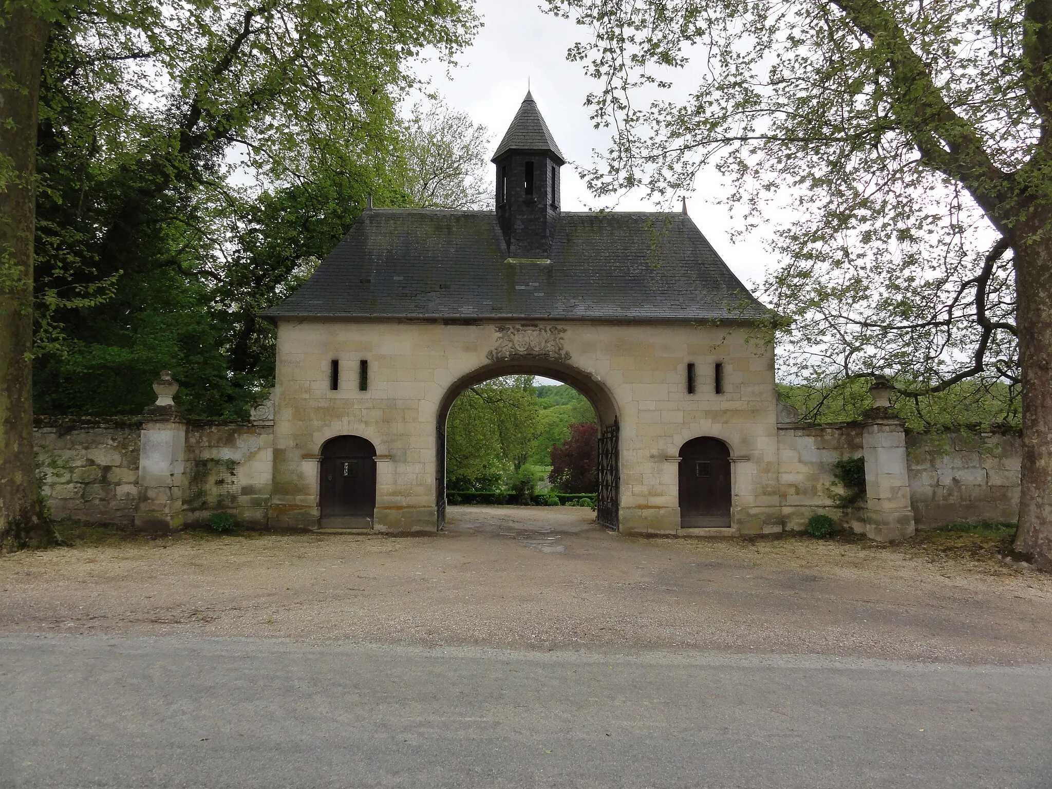 Photo showing: Fourdrain (Aisne) portail d'un grand domaine