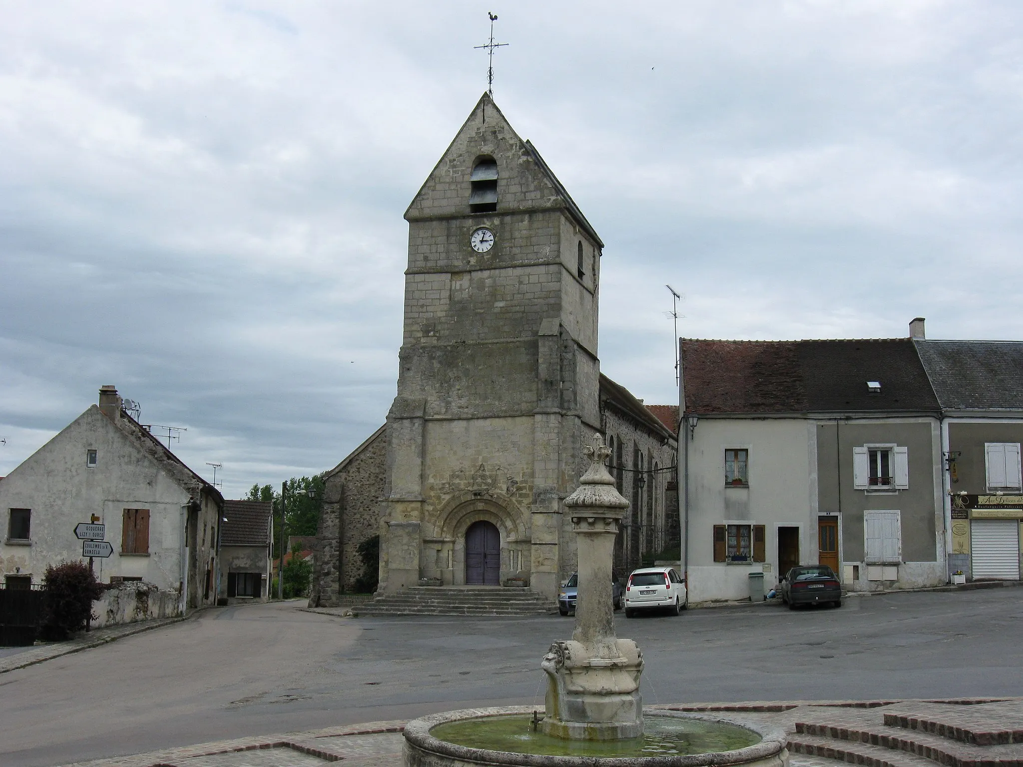 Photo showing: Église Saint-Julien-et-Saint-Jean-Baptiste et la fontaine de la  Place de l'église. (Vendrest, département de la Seine-et-Marne, région Île-de-France).