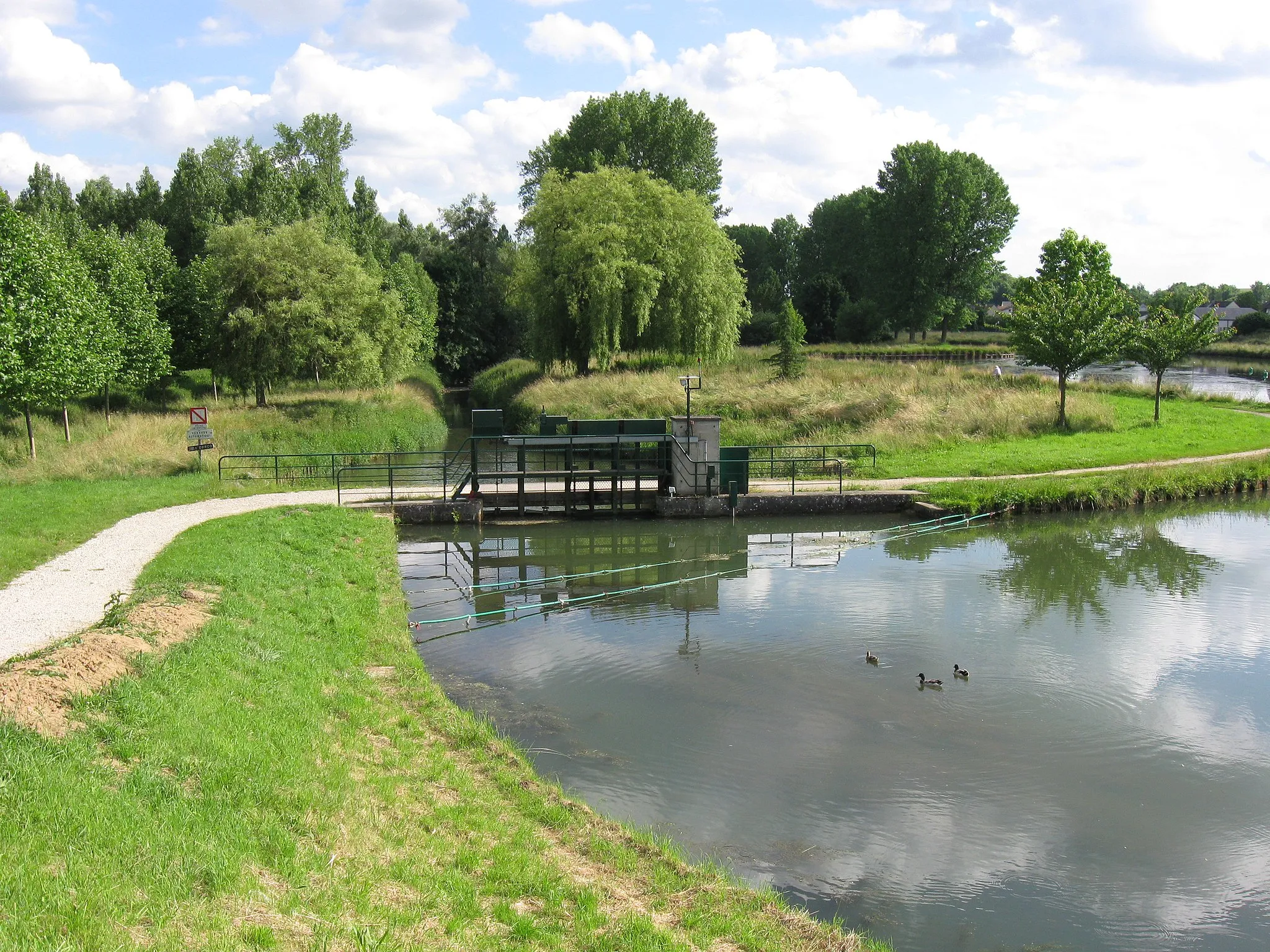 Photo showing: La rivière l'Ourcq continue en face et début du canal de l'Ourcq en site propre (à droite). (Mareuil-sur-Ourcq, Oise, Picardie).