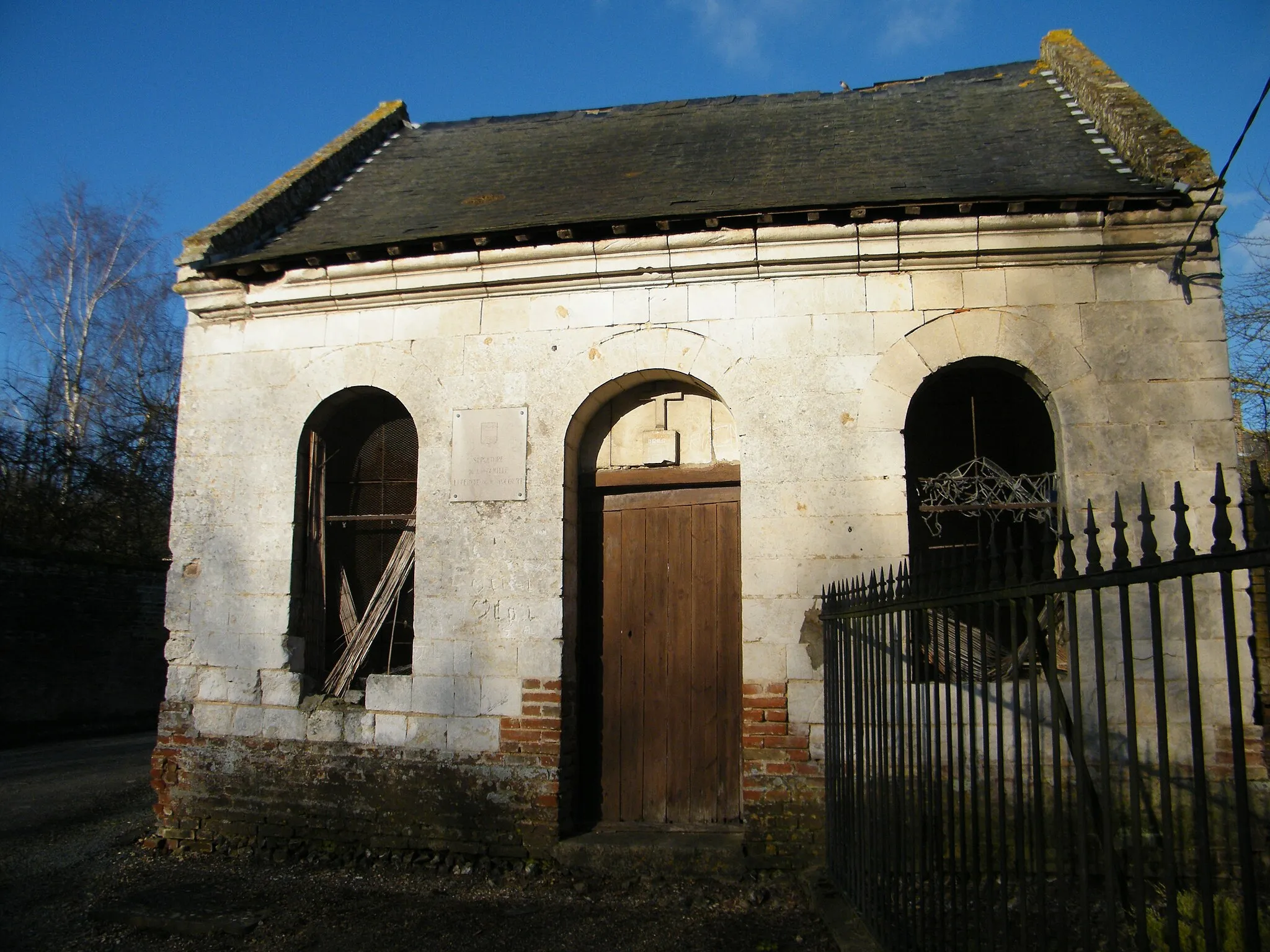 Photo showing: Chapelle seigneuriale délaissée,  près de l'église d'Épagne.