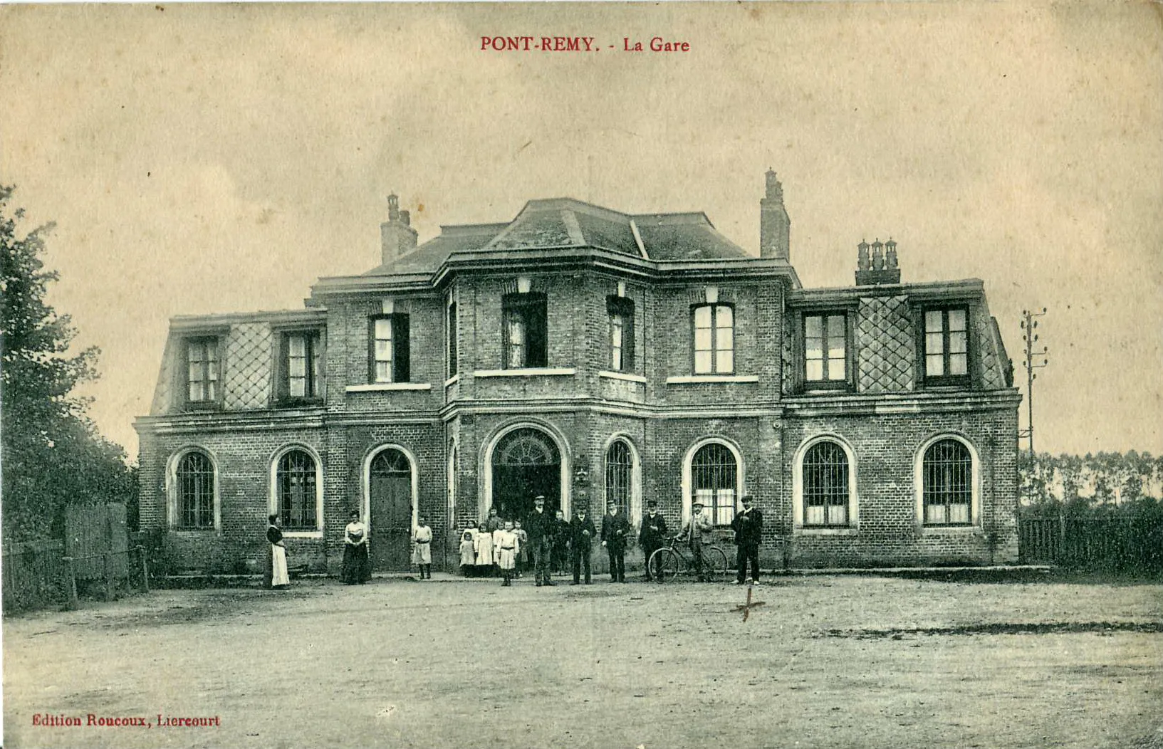 Photo showing: Carte postale ancienne éditée par Roucoux Pont-Remy : La Gare