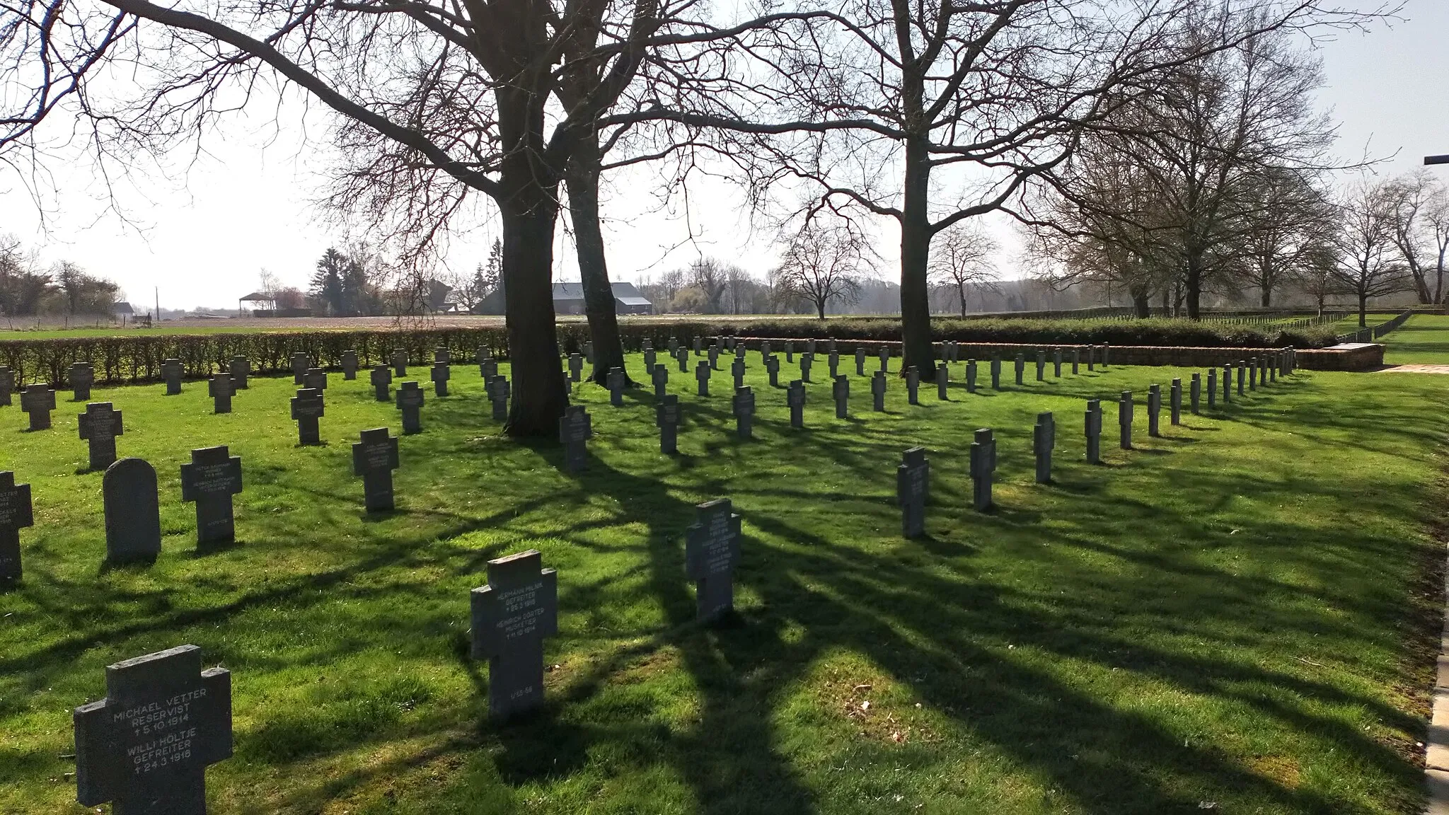 Photo showing: Cimetière militaire allemand de Manicourt 12