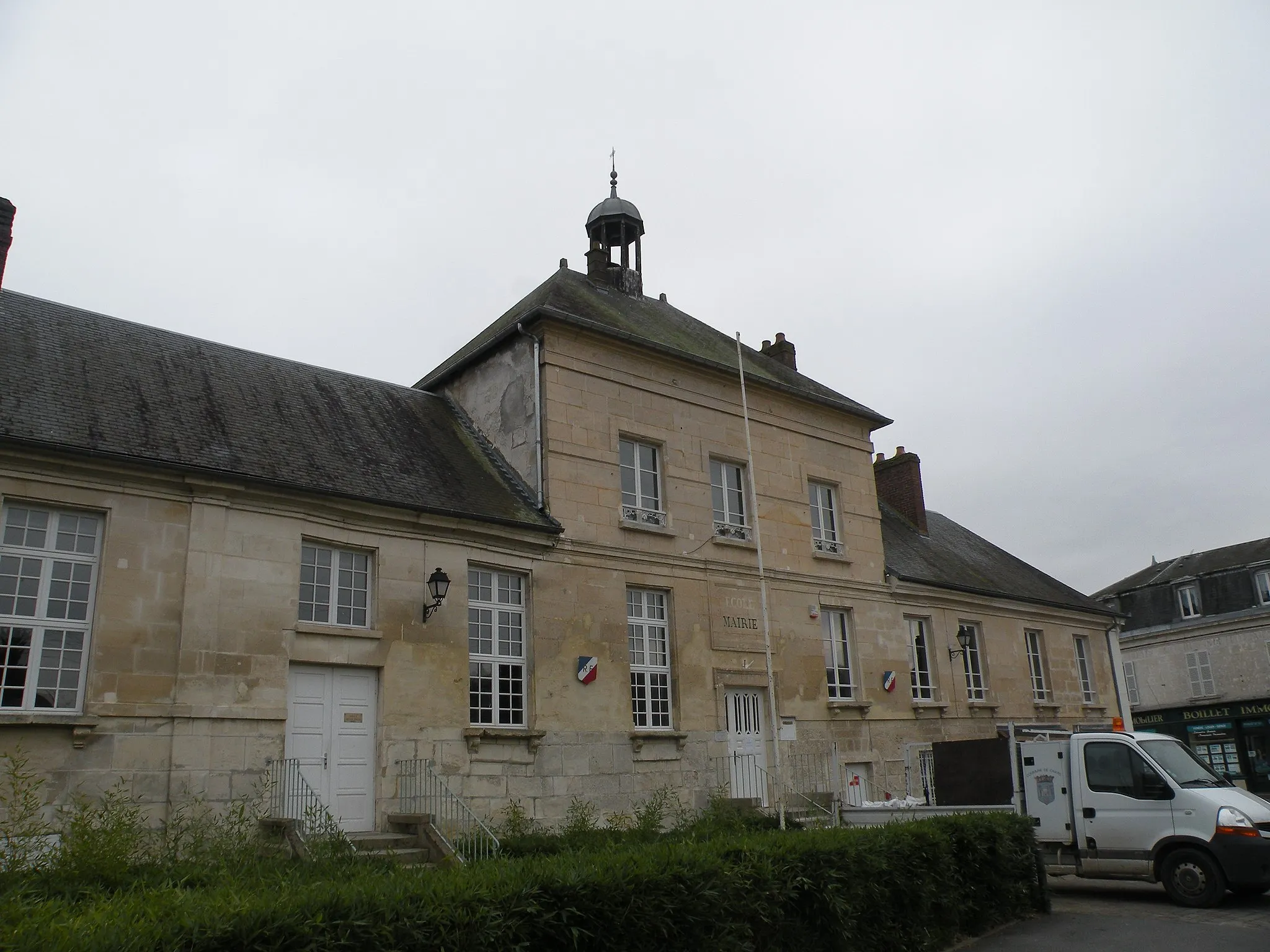 Photo showing: mairie de Chars