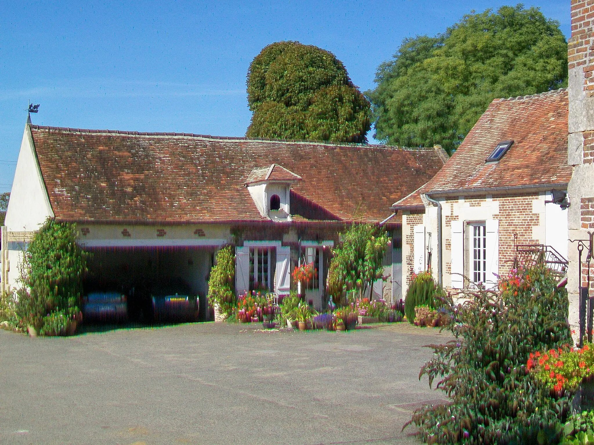 Photo showing: Une cour de ferme, rue des Écoles.