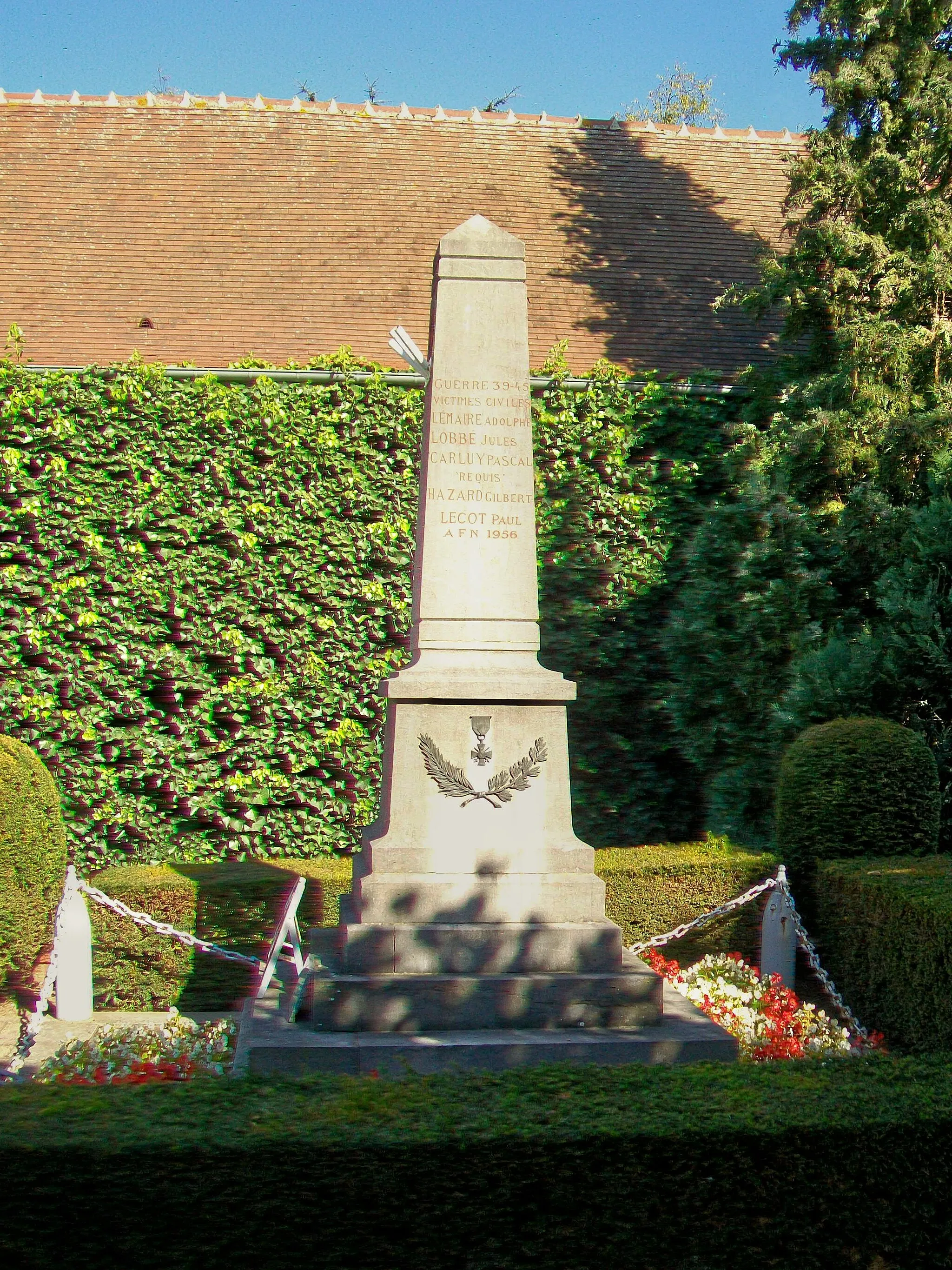 Photo showing: Le monument aux morts, près du carrefour au centre du village, au nord de l'église.