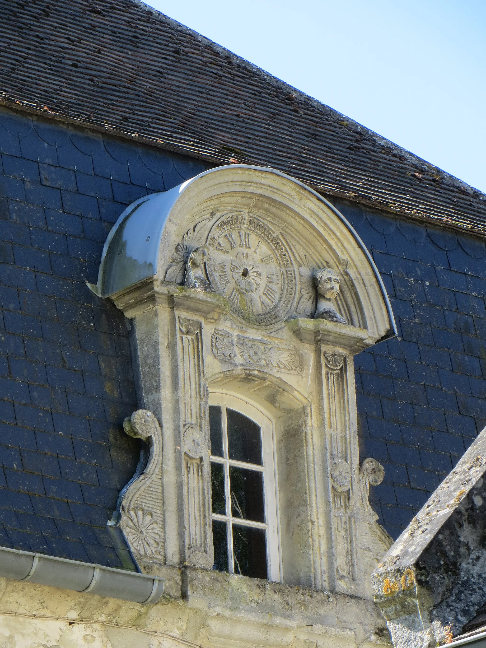 Photo showing: Fenêtre ornementée près de l'église