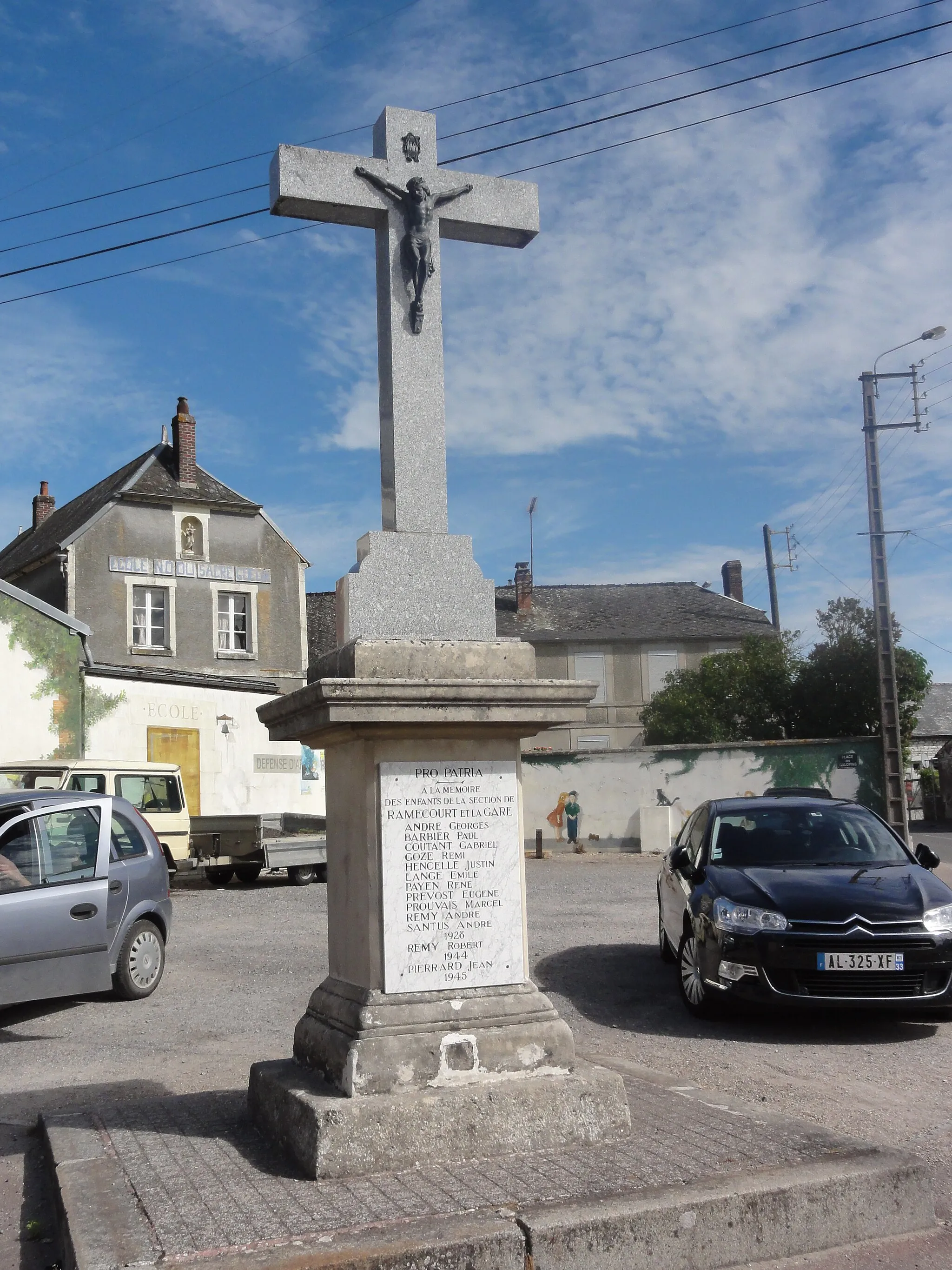 Photo showing: Saint-Erme-Outre-et-Ramecourt (Aisne) monument aux morts avec croix, Ramecourt